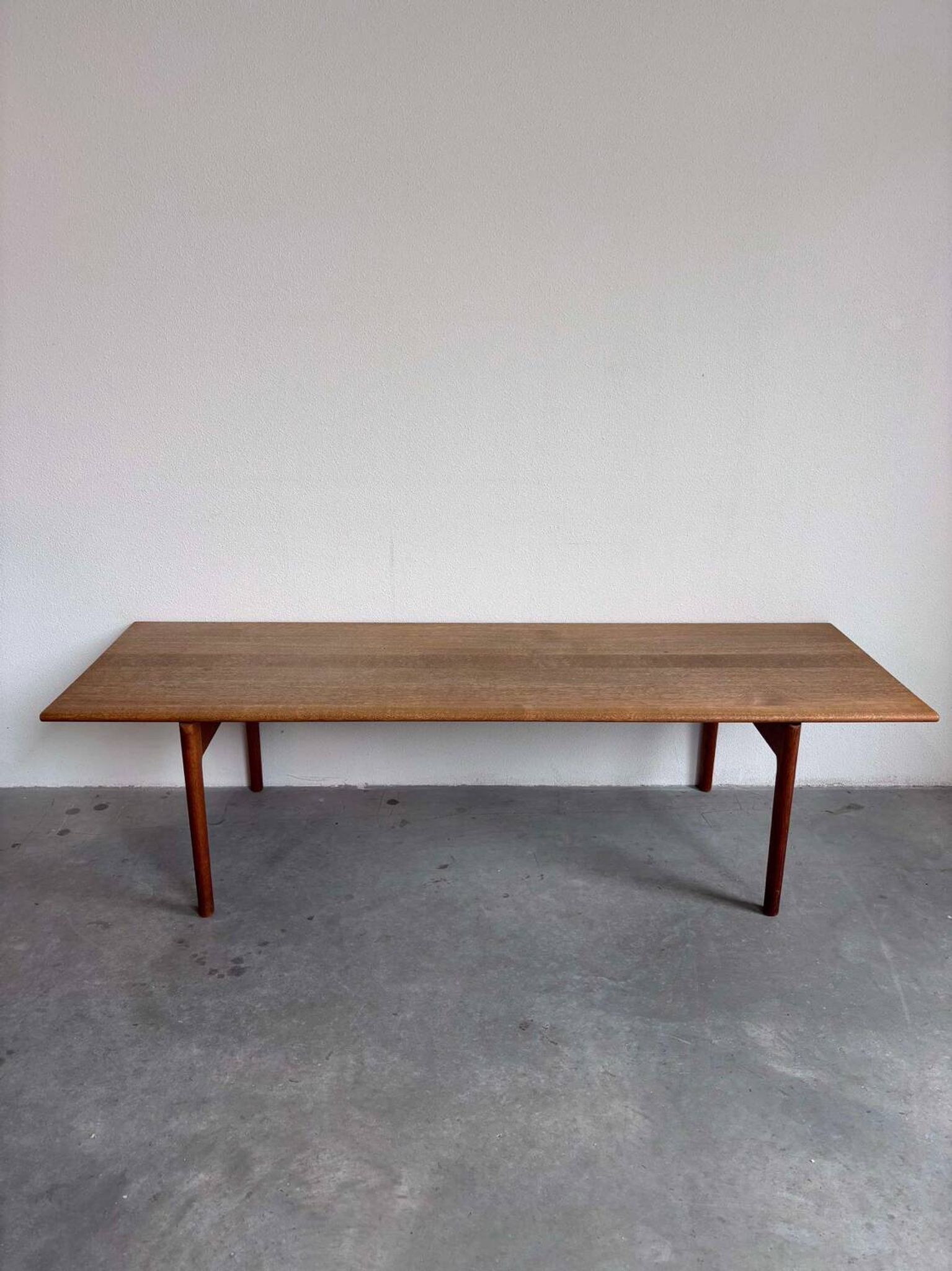 Table basse vintage Hans J Wegner en chêne