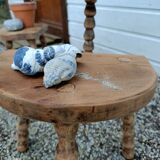 Peestal table and 2 tripod stools