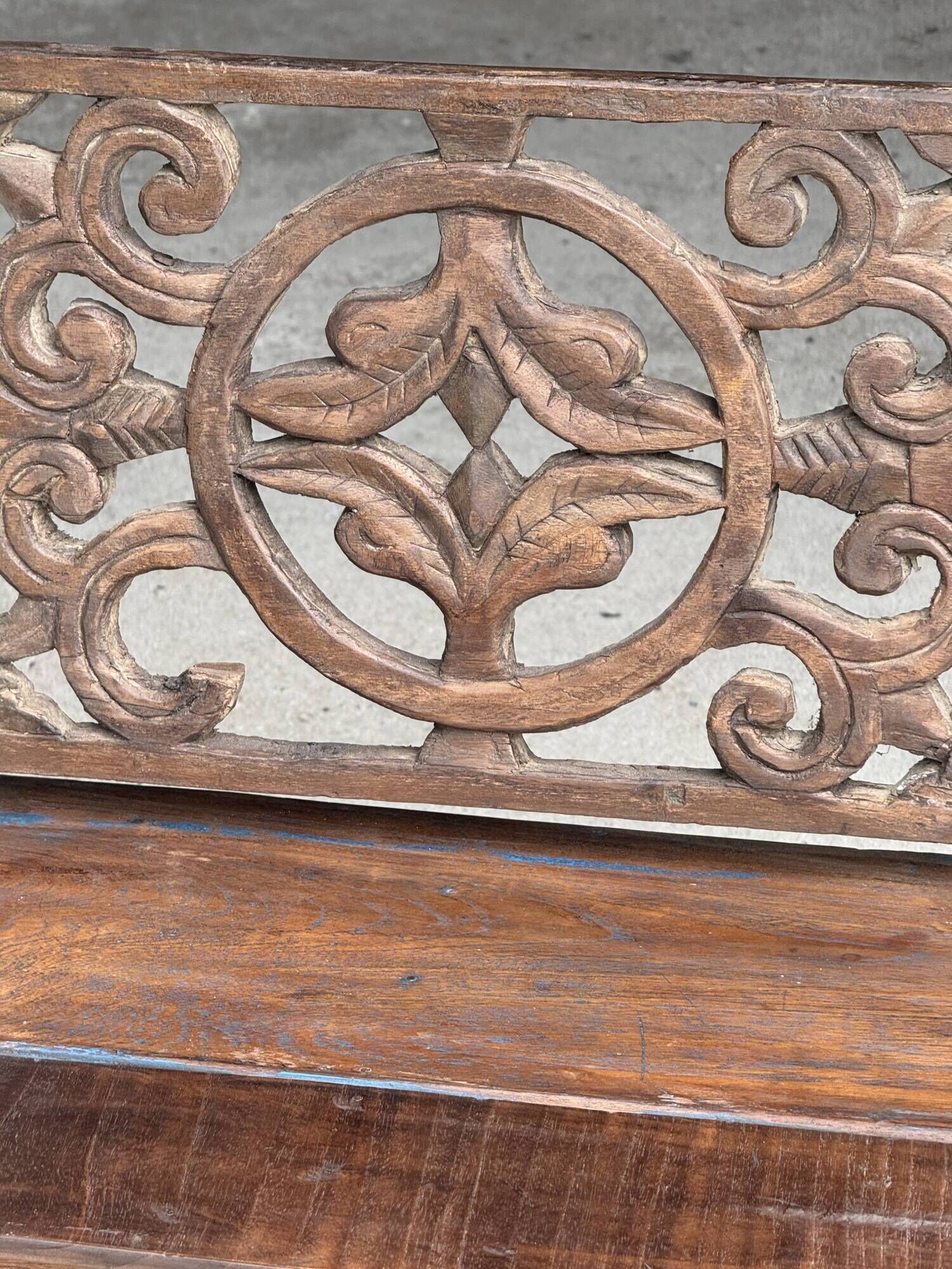 Mini banc à dossier sculpté à motif de rosace et volutes H59 L51