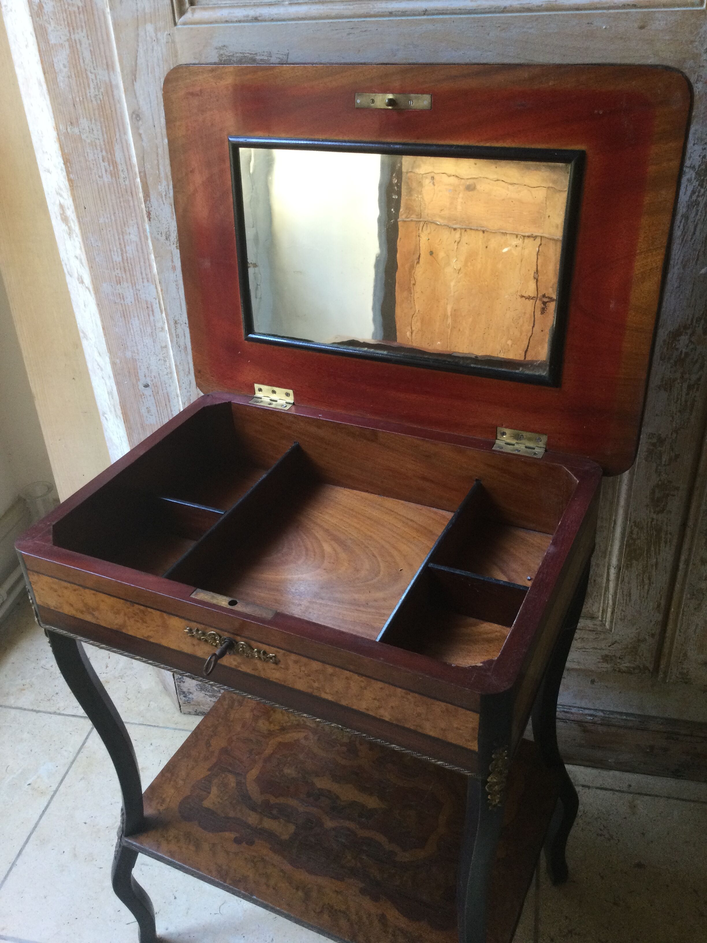 Old inadvertent dressing table