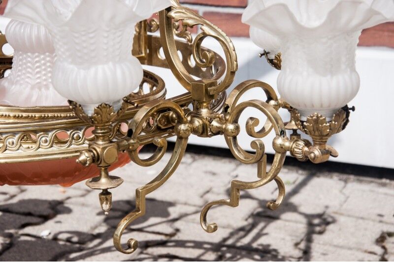 Grand lustre en laiton, Europe occidentale, milieu du XXe siècle.