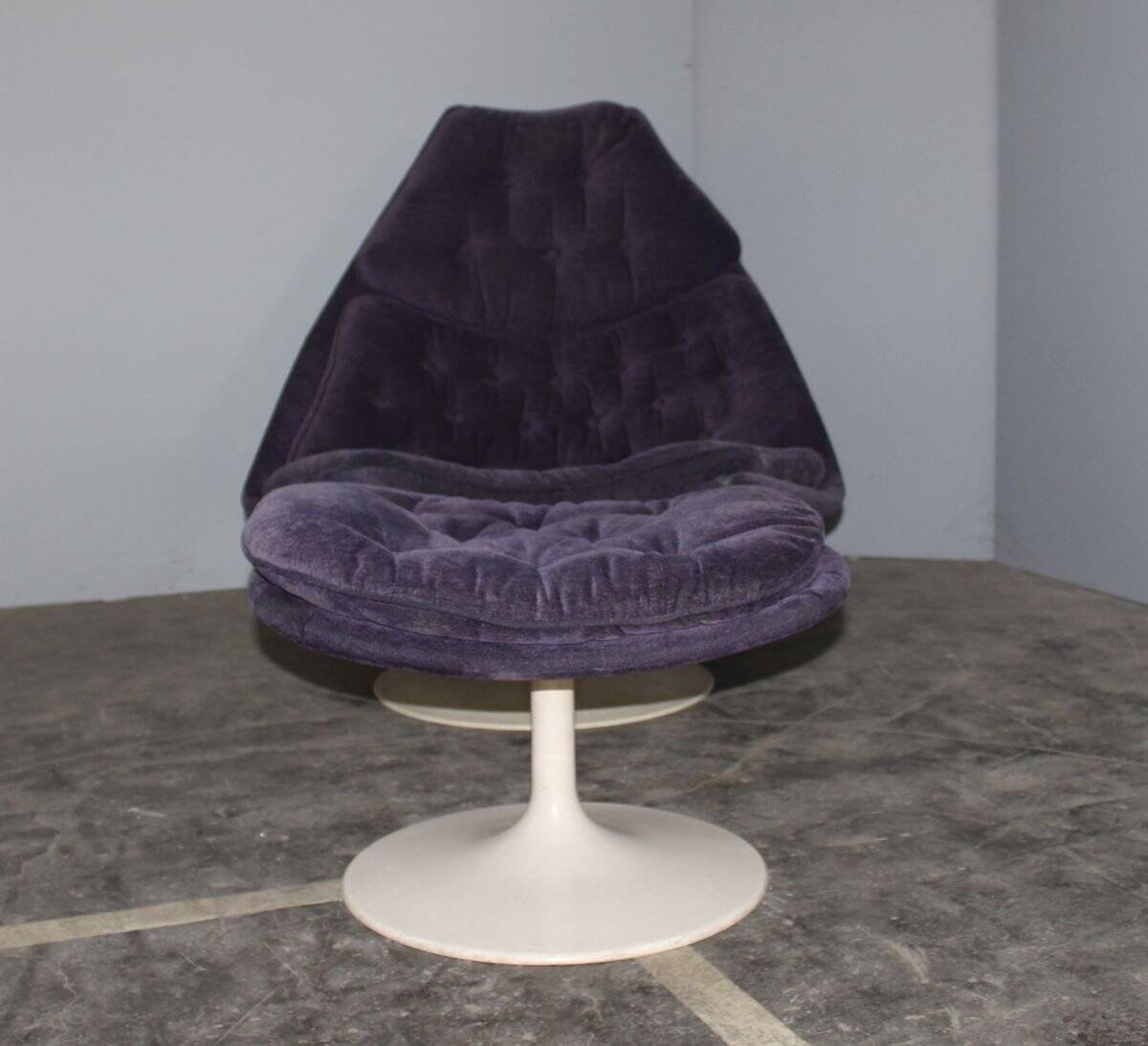 Armchair and ottoman model F585 in purple by Geoffrey D. Harcourt for Artifort, 1960s.