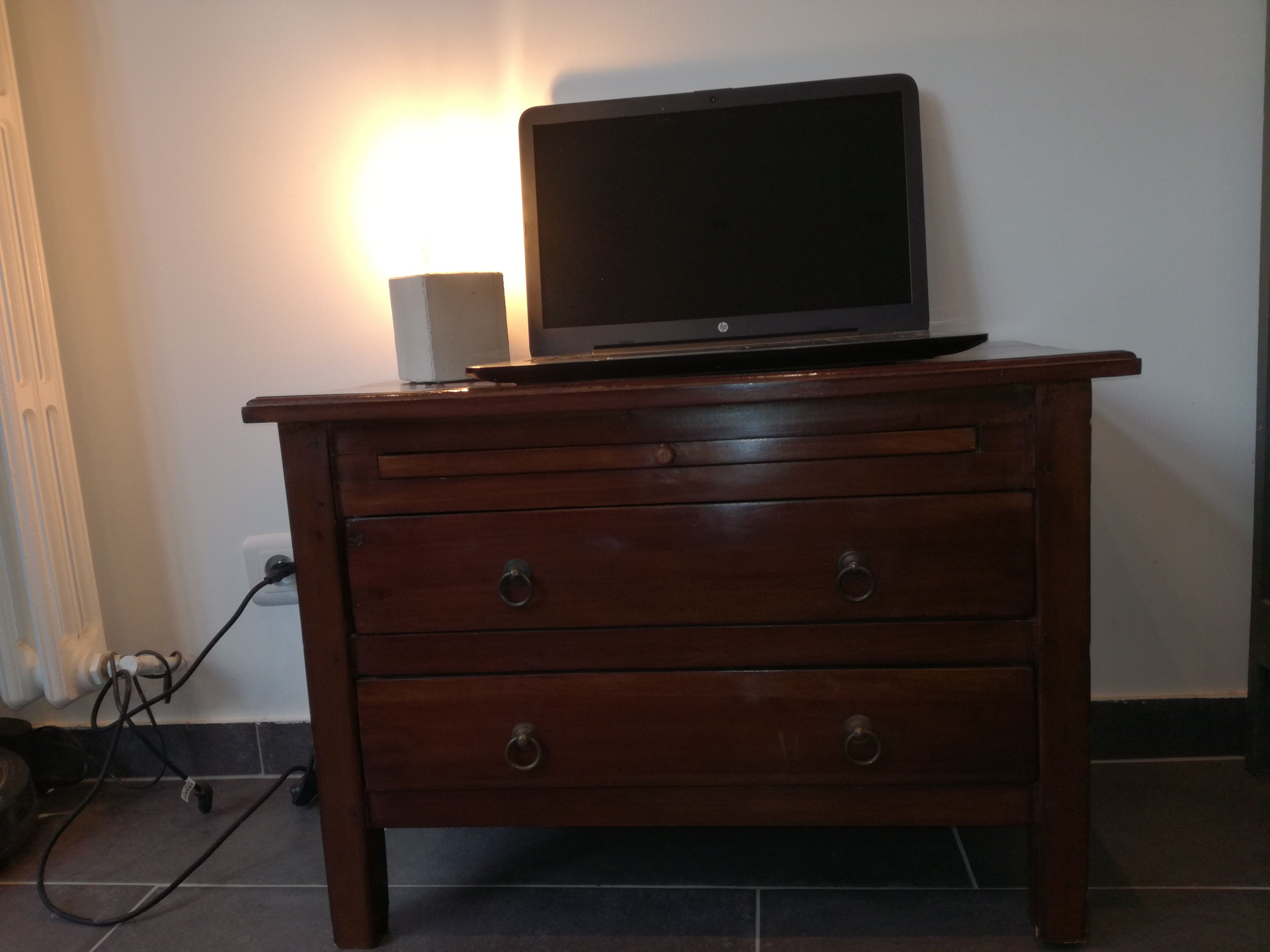 Colonial-style back-up furniture