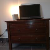 Colonial-style back-up furniture