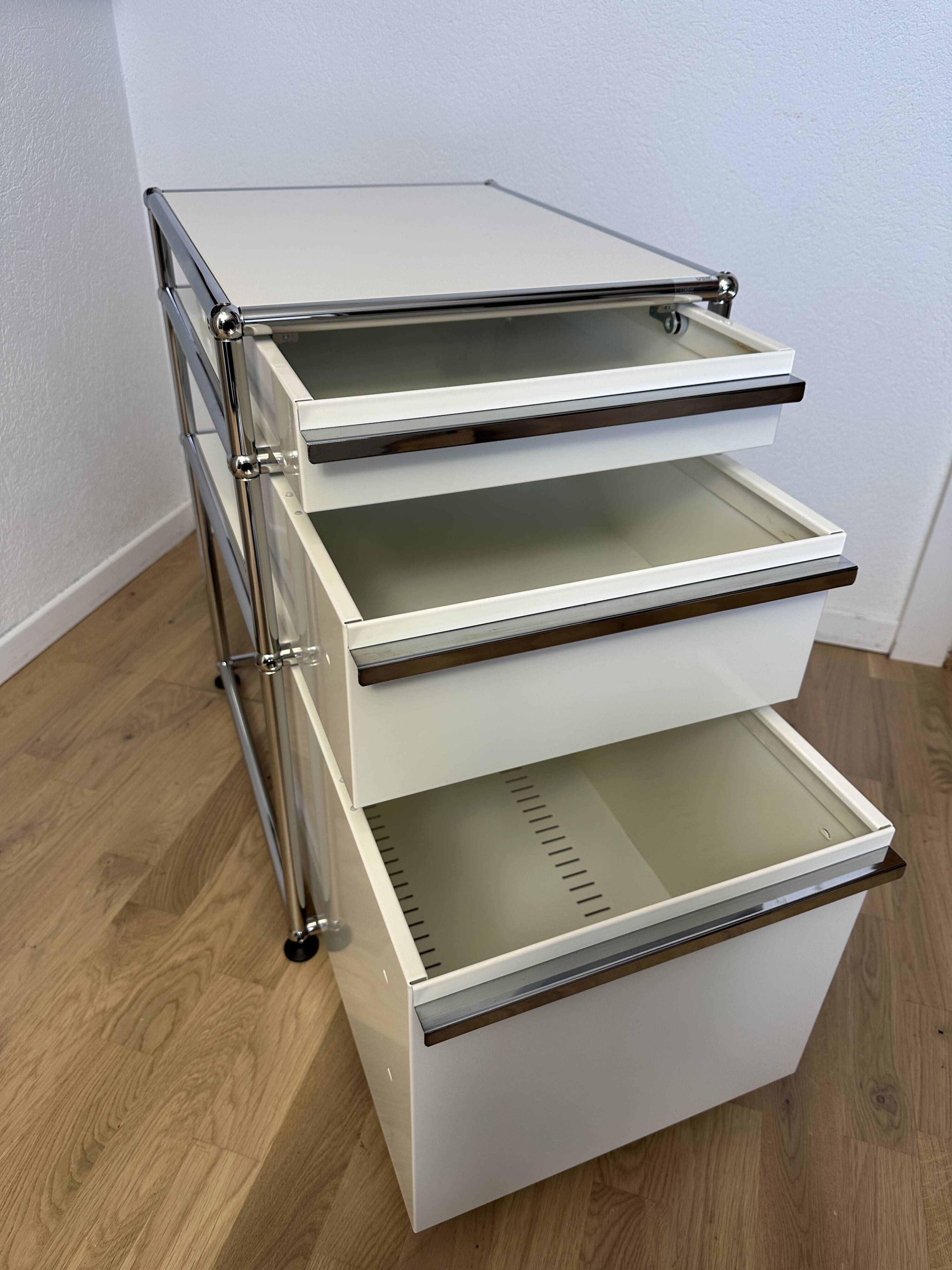 USM Haller wheeled caisson in Pure White