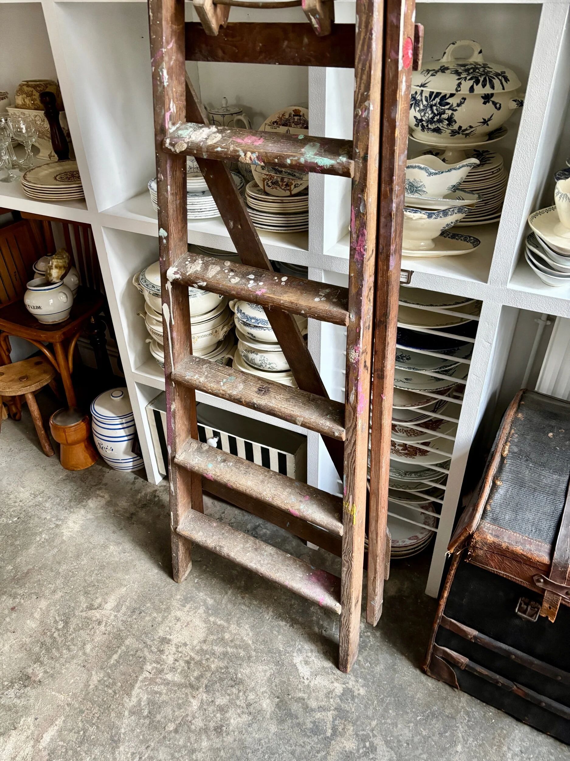 Dark wood 5-step stool