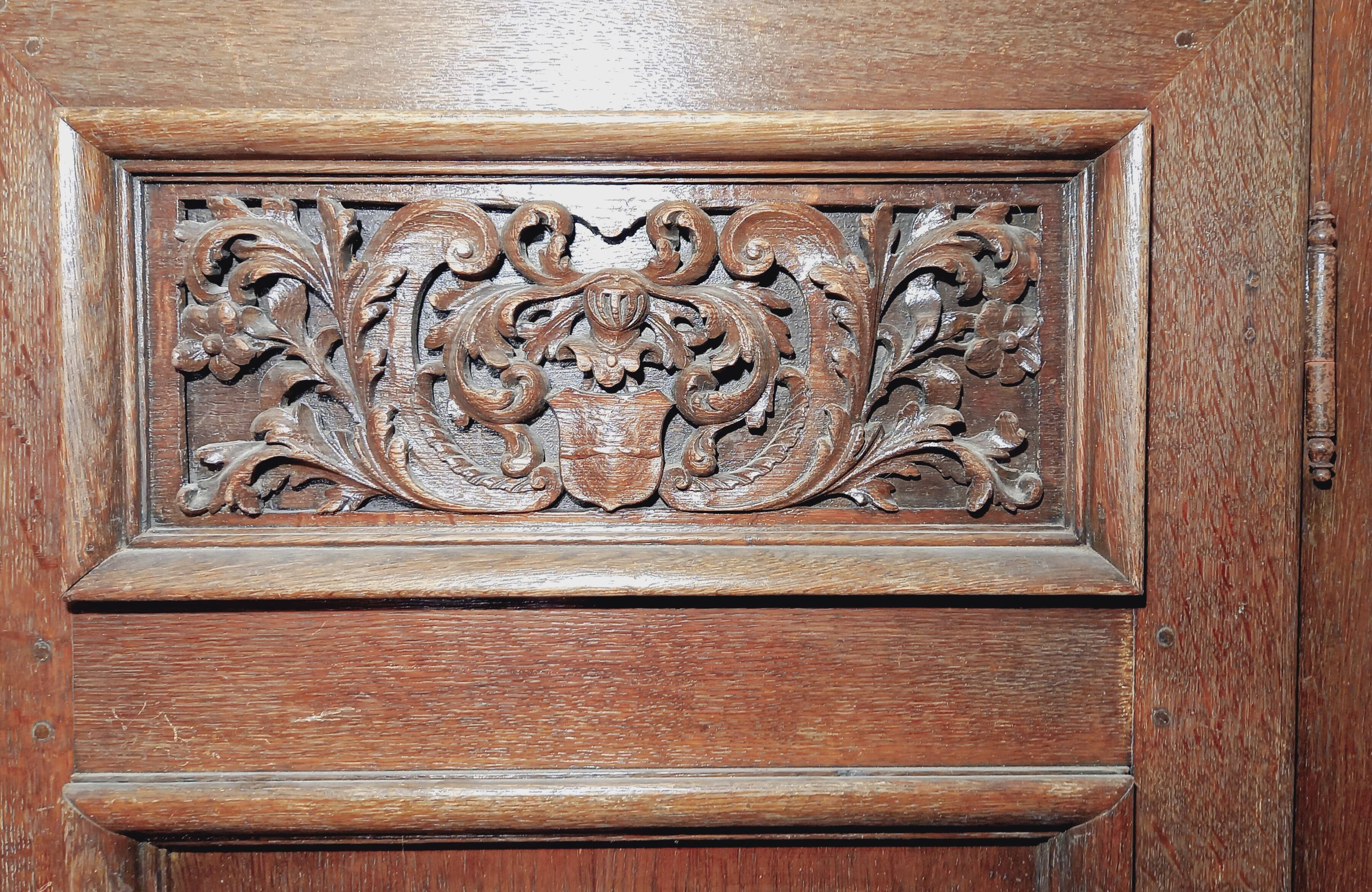 Grande garde-robe en chêne début 18e s.