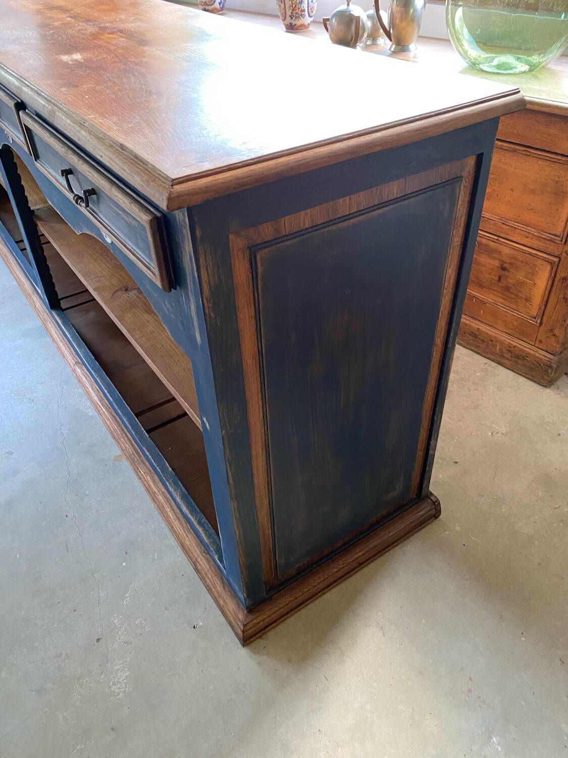 Wine merchant counter