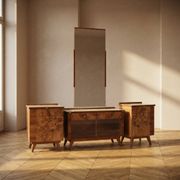Coiffeuse vintage avec placage de noyer, grand miroir et armoires de rangement.