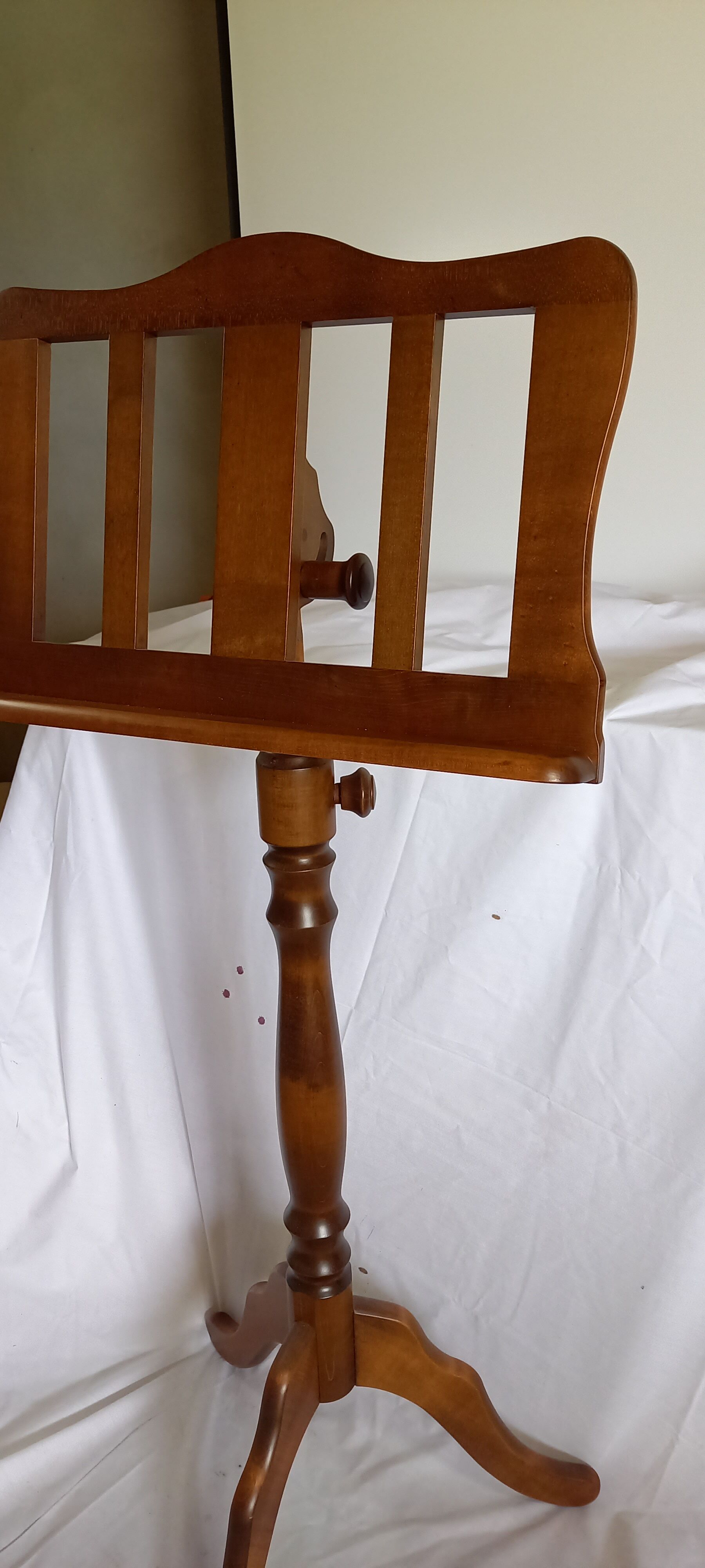 Wooden lutrine from Thomann