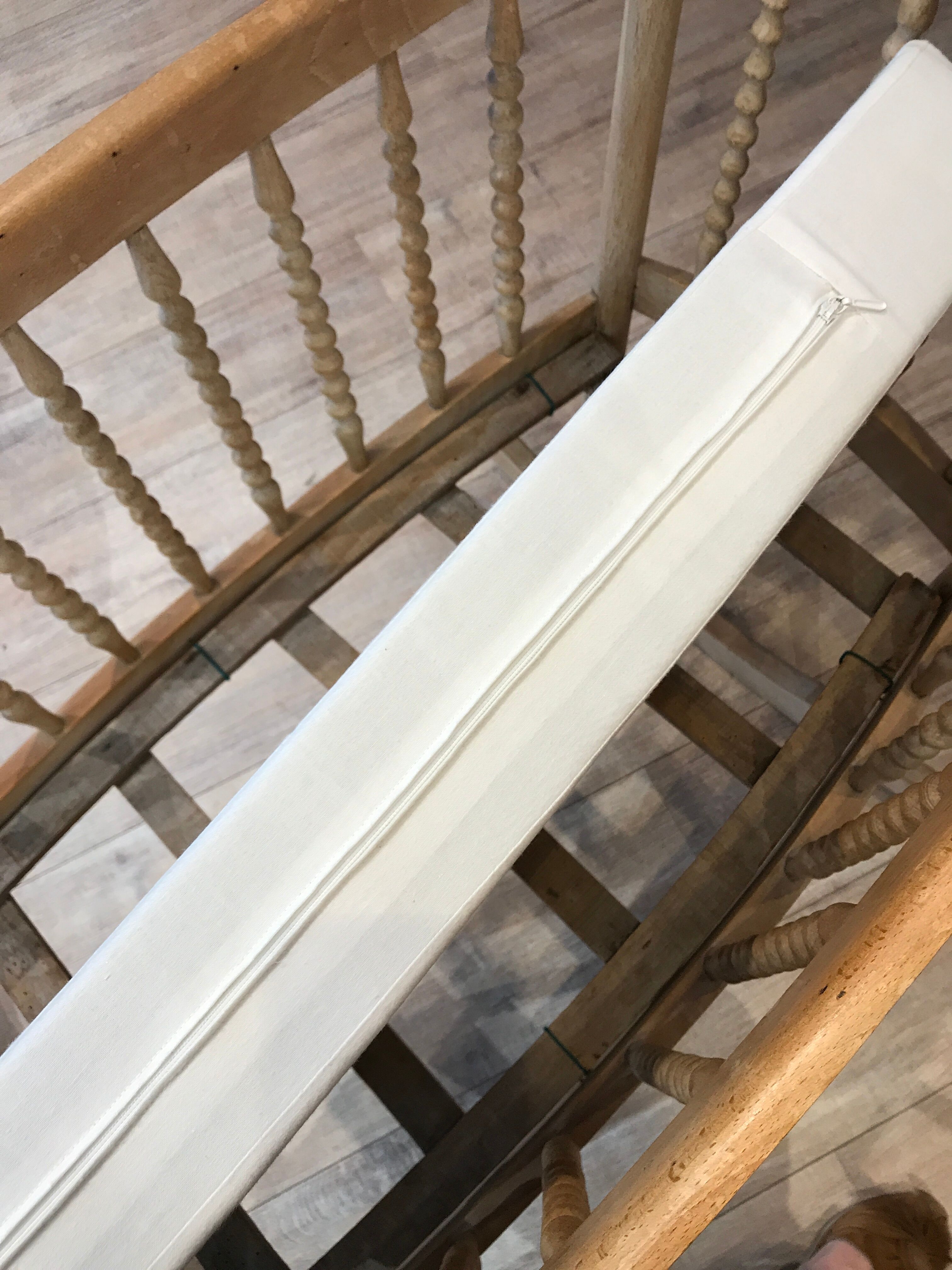 Crib in pearl wood crib