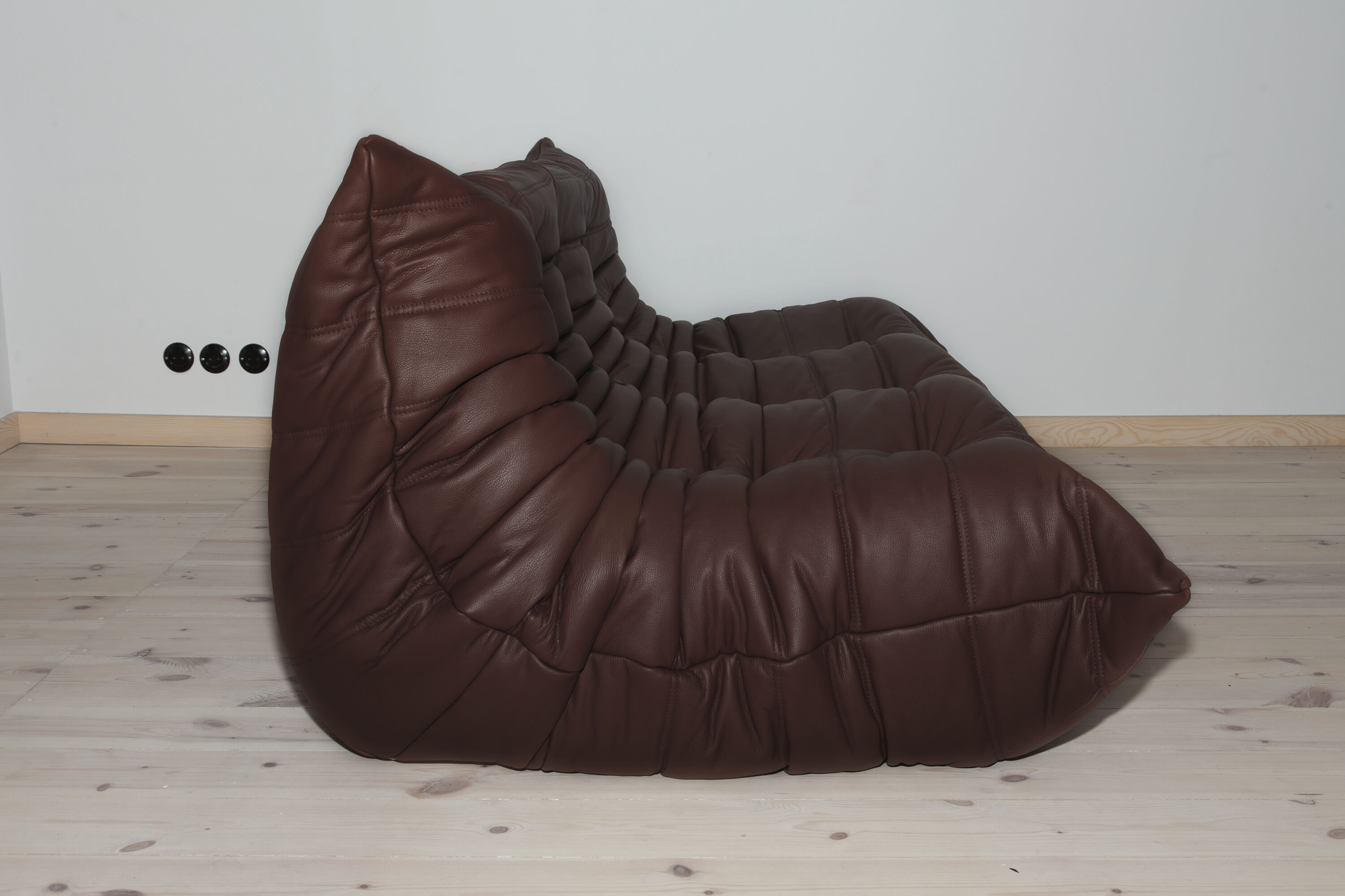 Canapé 3 places Togo en cuir brun dessiné par Michel Ducaroy 1973