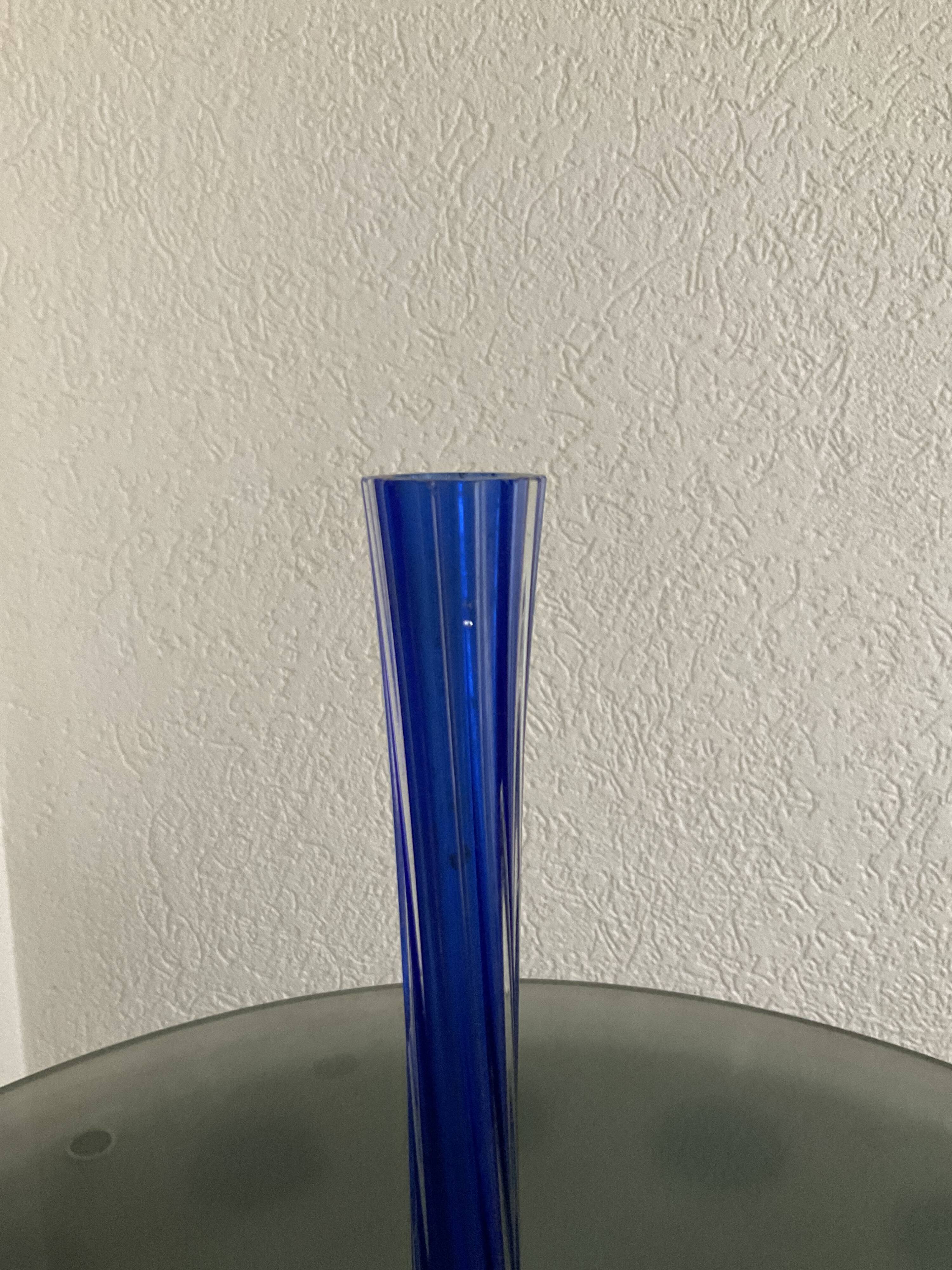 Twisted single-stem vase