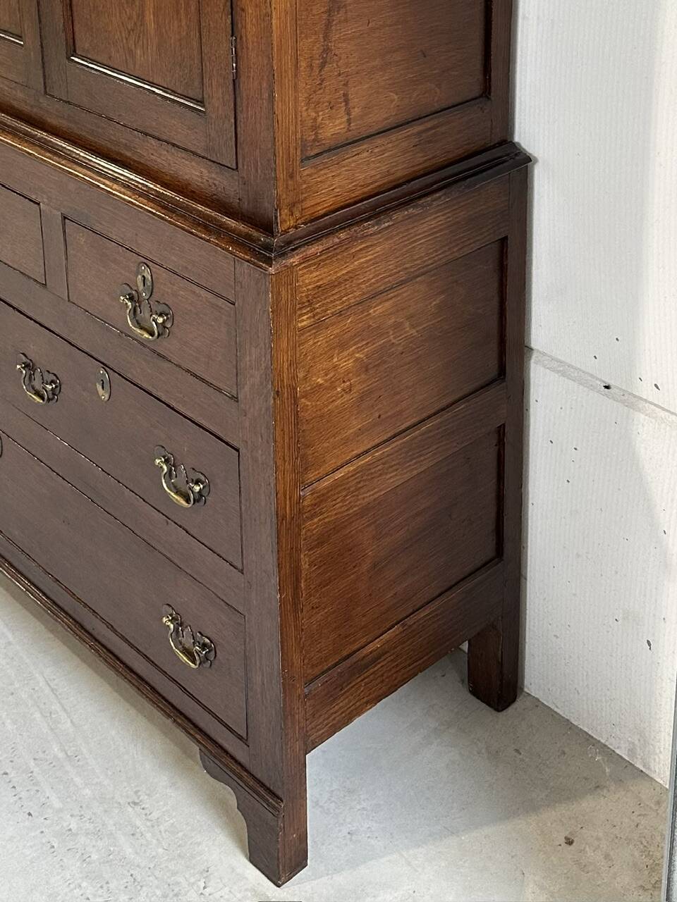 Beautiful 18th-century Welsh oak cabinet