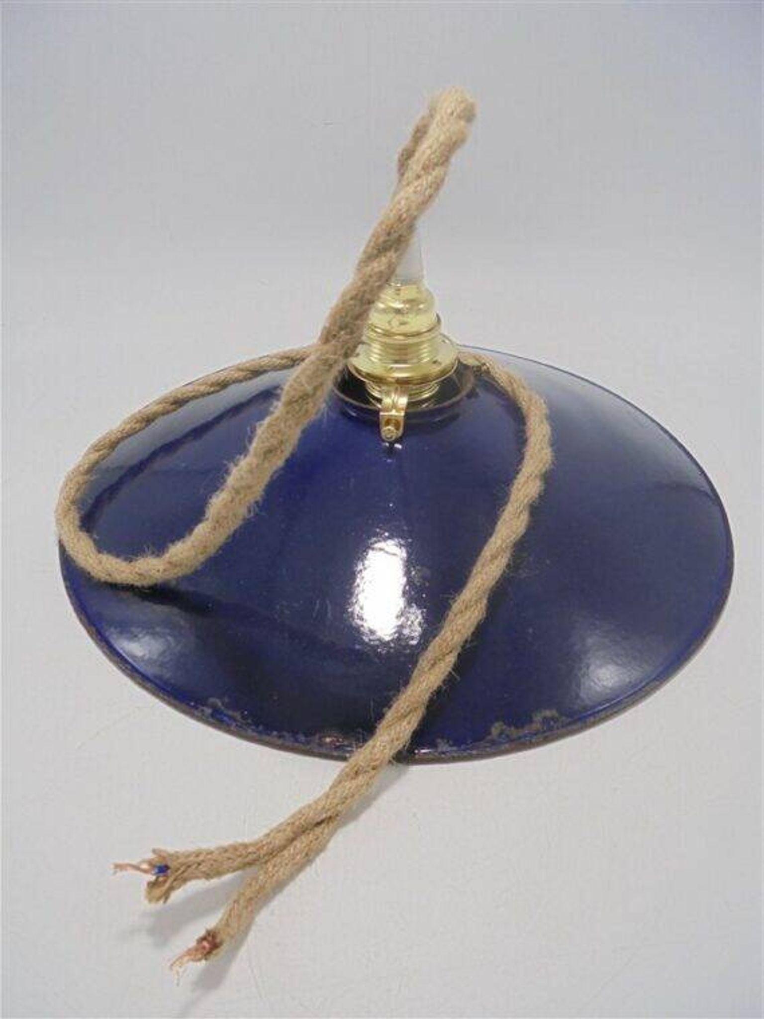 Suspension in blue enamelled sheet metal