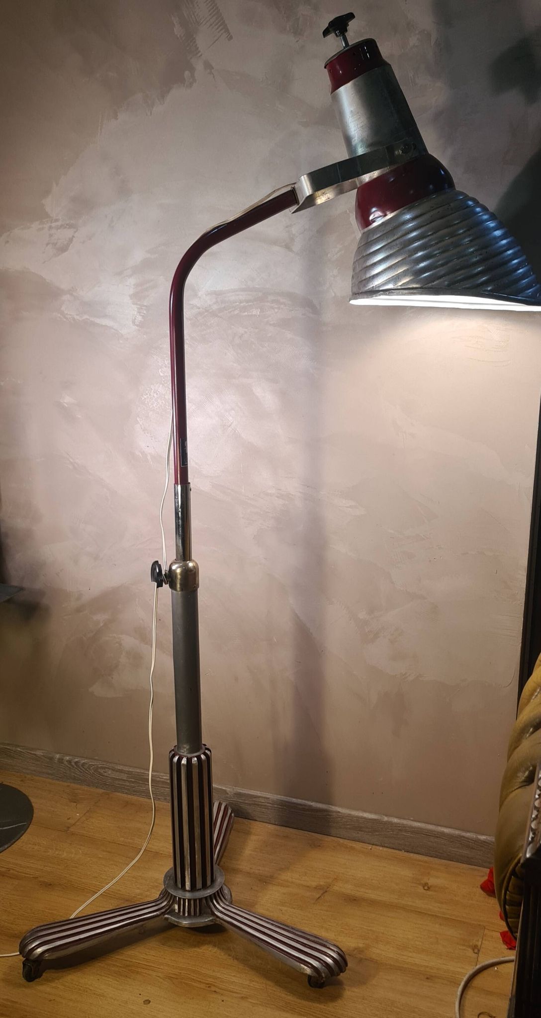 lampadaire 1940  rarestyle projecteur pieds sur roulettes  alu masif    180x110x70