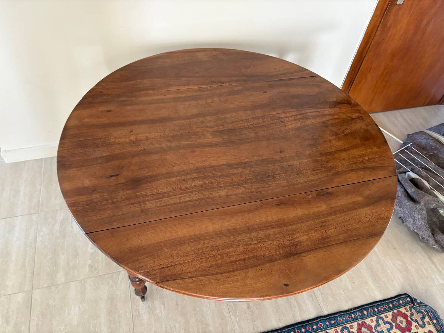 Solid wood extendable table