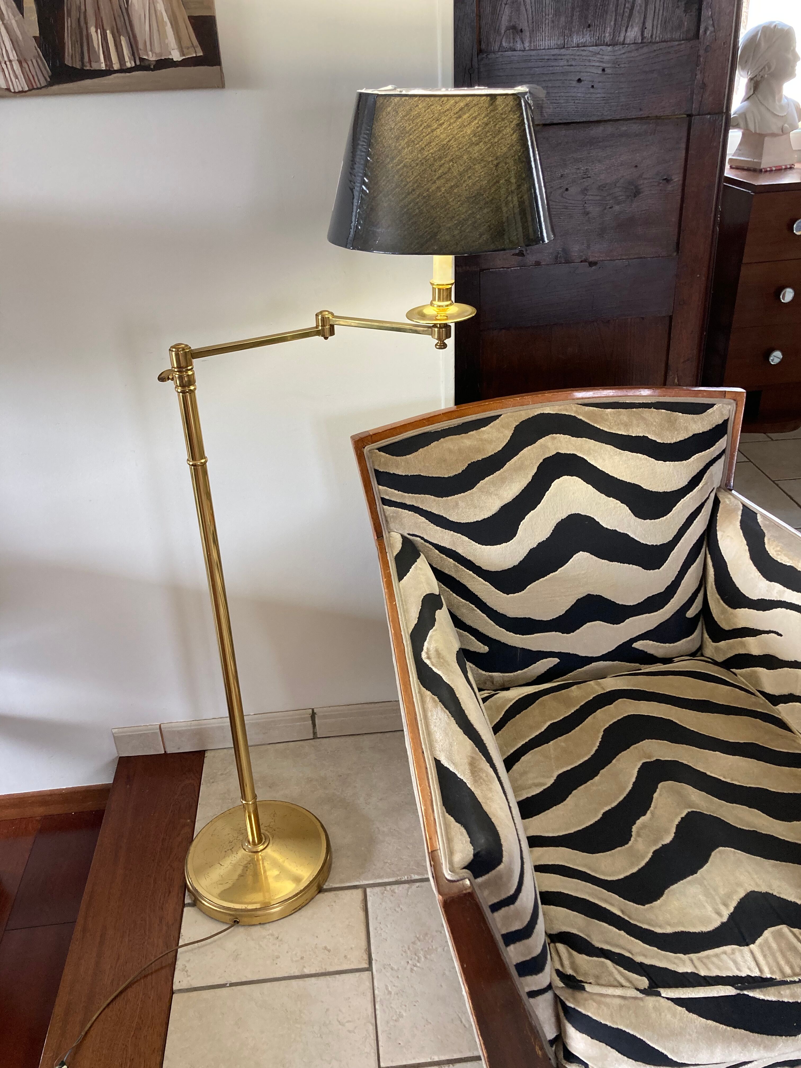 Floor lamp reader with articulated arm