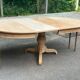 Table à manger ronde extensible rénovée pied central tripode bois 115-205cm