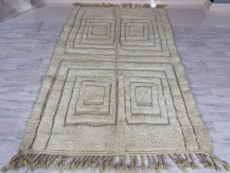 Moroccan Berber rug in natural wool 250cm x 150cm