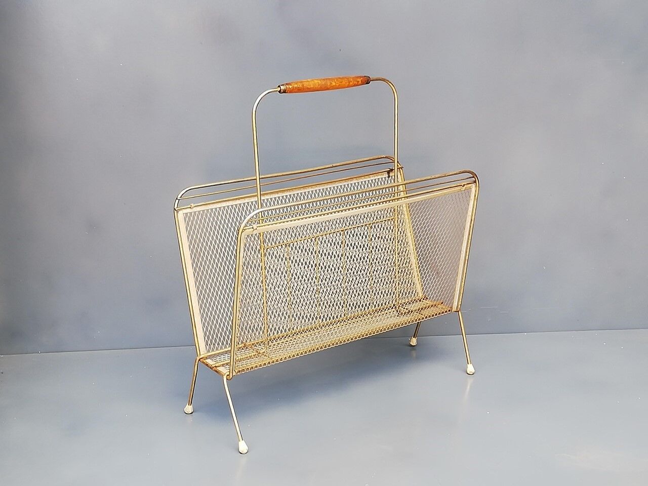 Porte revues en métal doré vintage