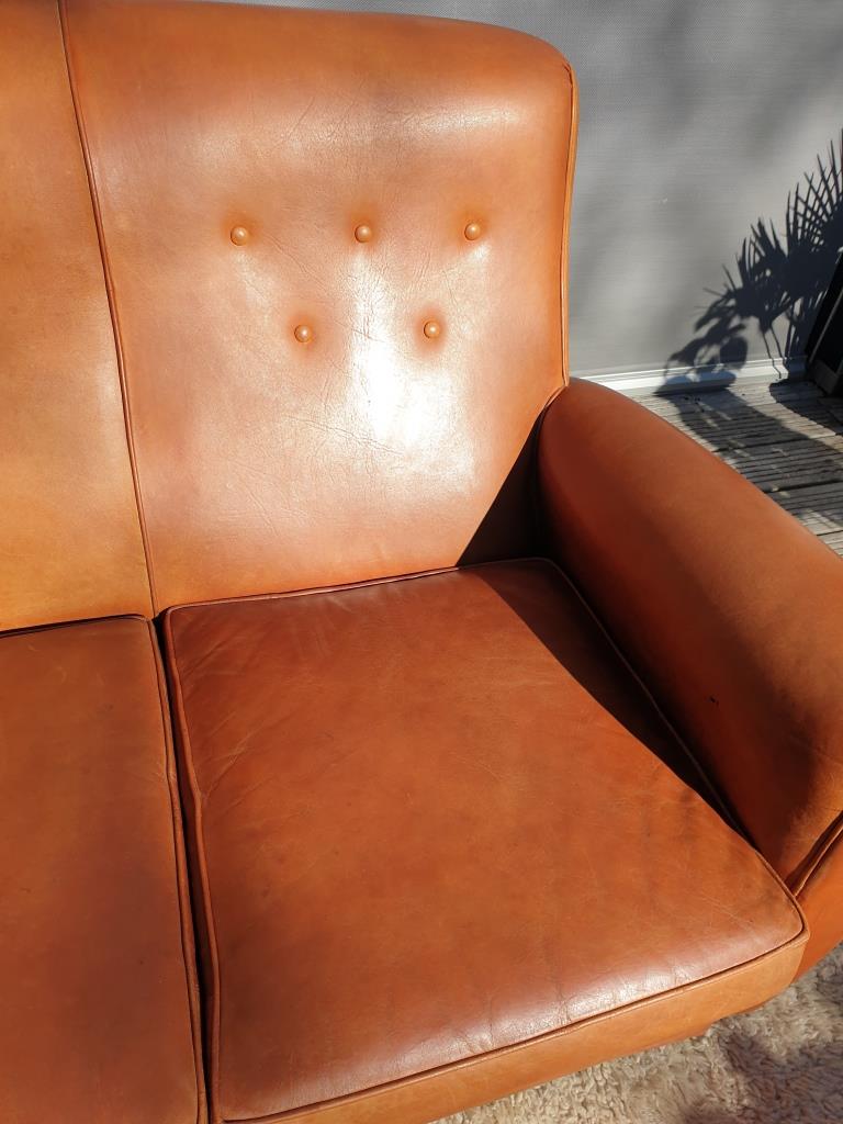Sofa club leather 3 places buttoned back finish studded and velvet