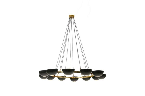 Lustre à 12 lumières en laiton patiné et métal laqué noir. Contemporain