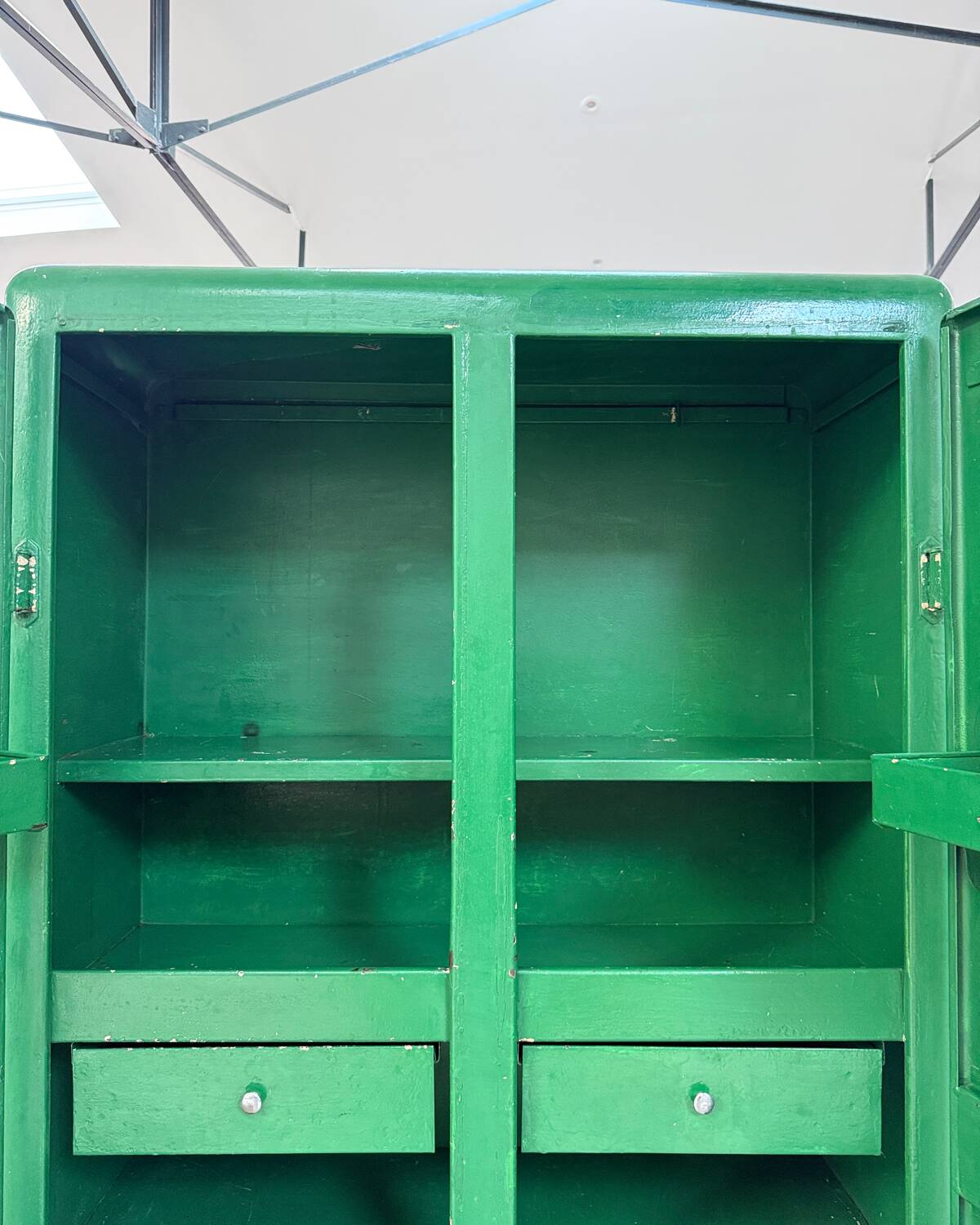 Armoire vintage en métal vert