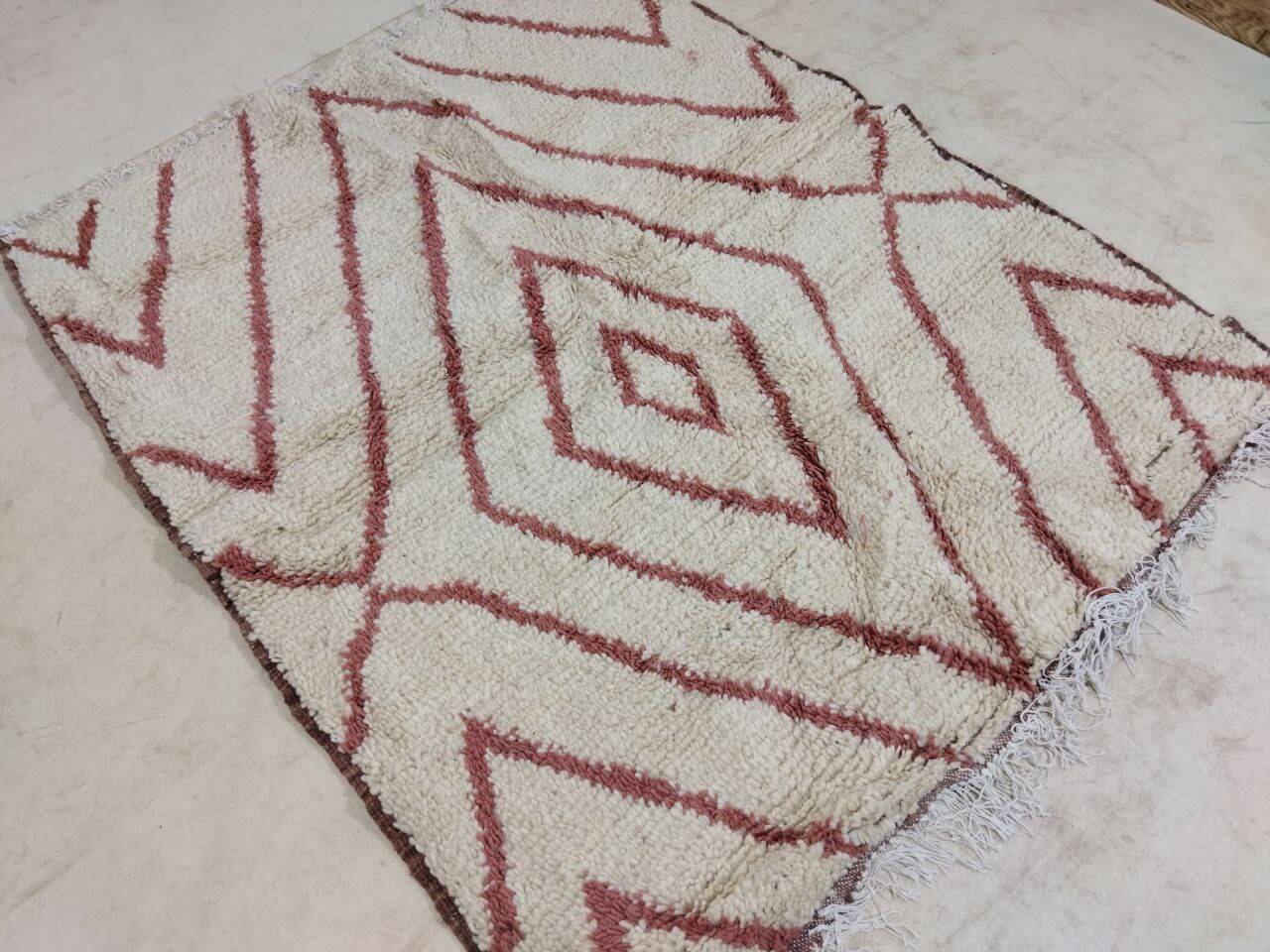 Handmade moroccan berber rug 160 x 128 cm