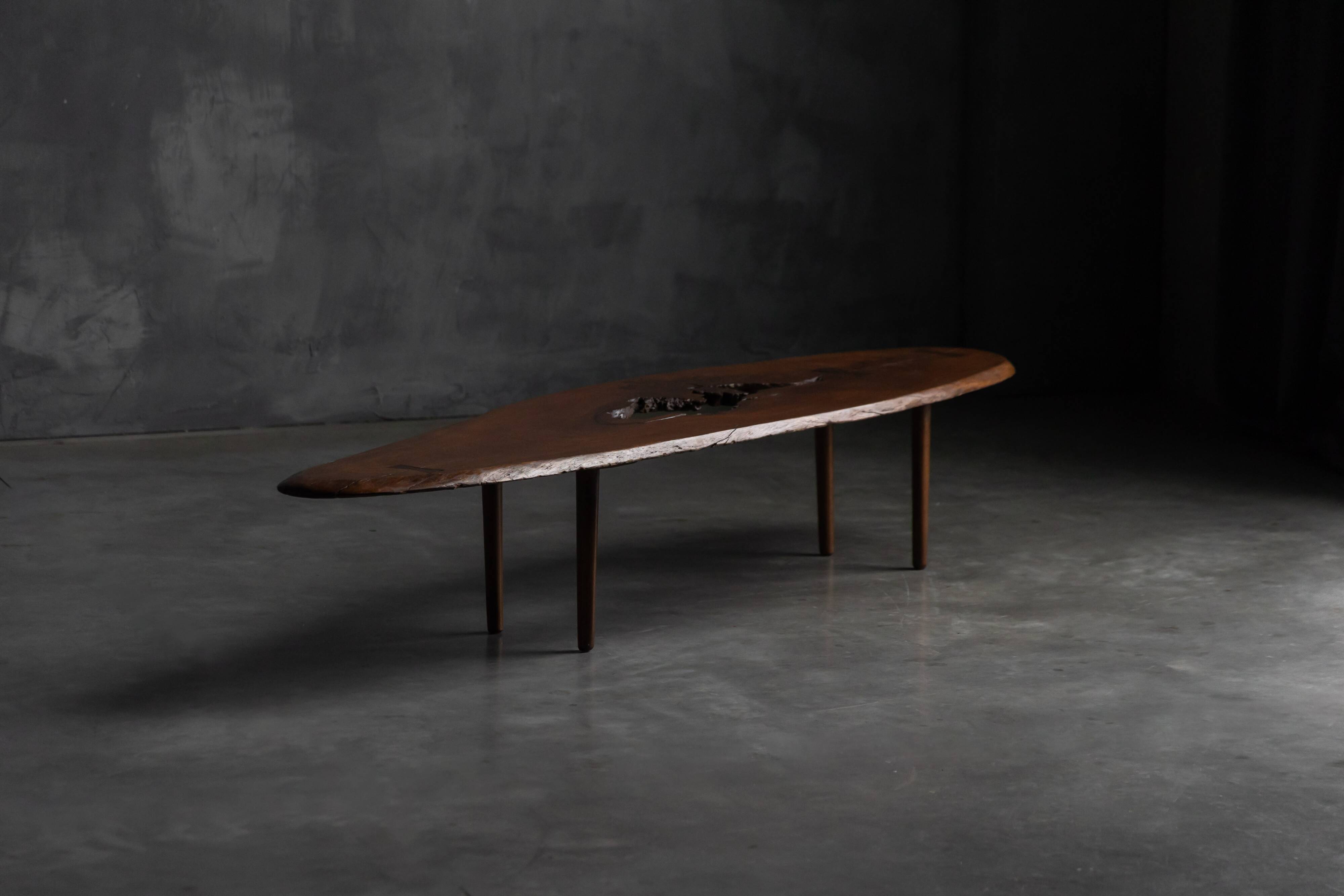 Table basse moderne organique avec vide naturel, France, milieu du 20e siècle
