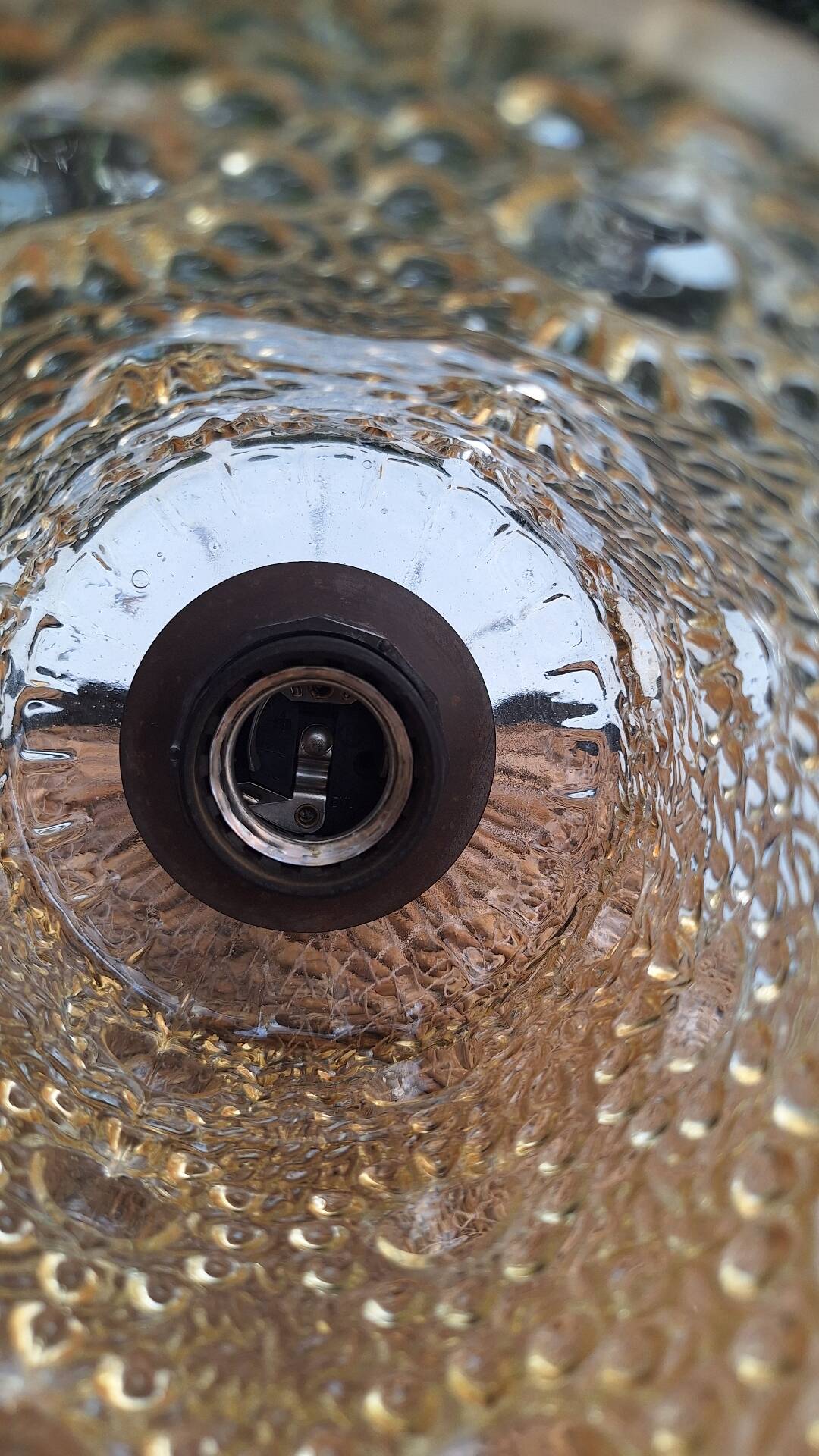 Suspended portable lamp