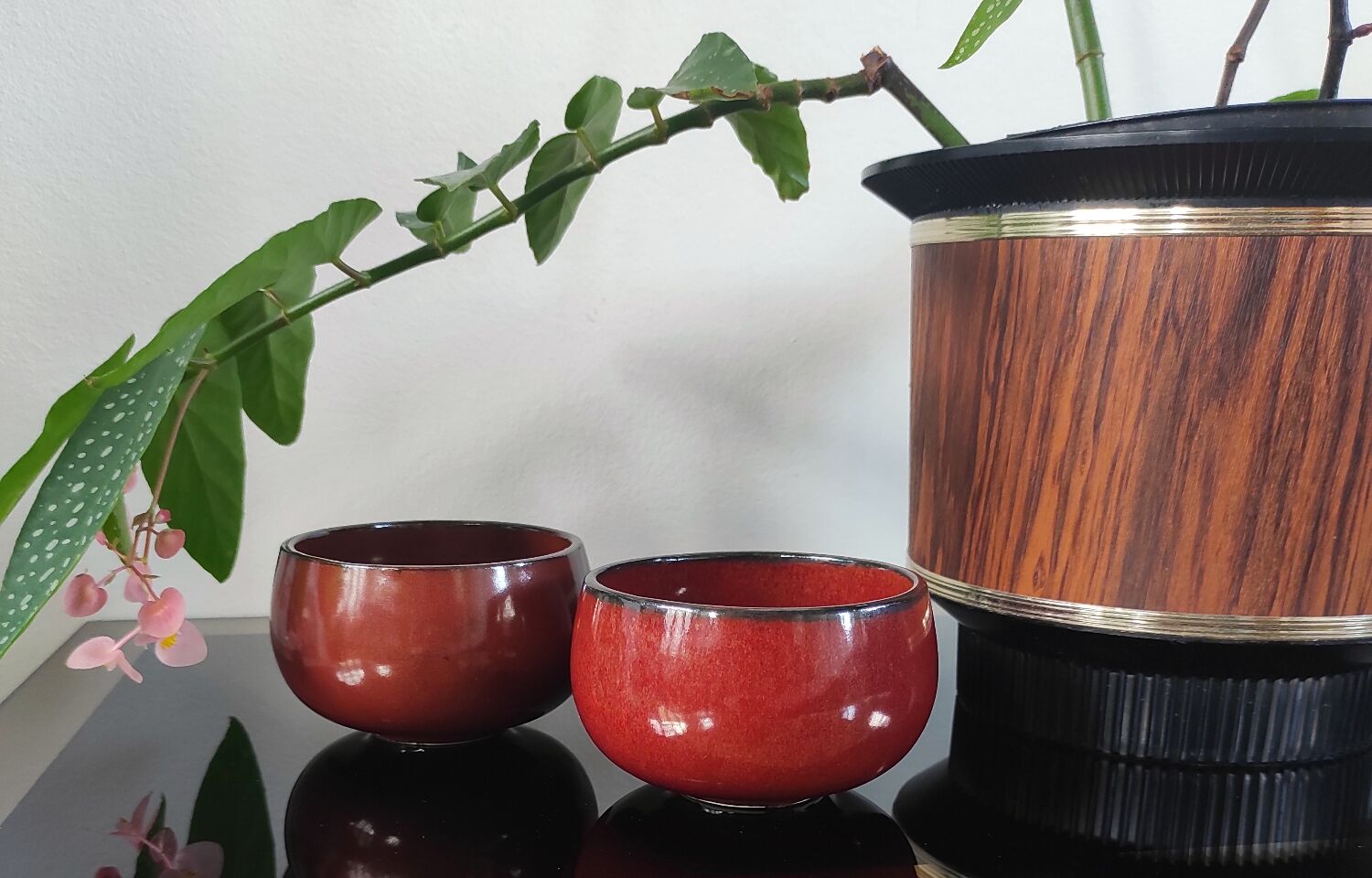Duo de coupelles vintage en céramique rouge émaillée