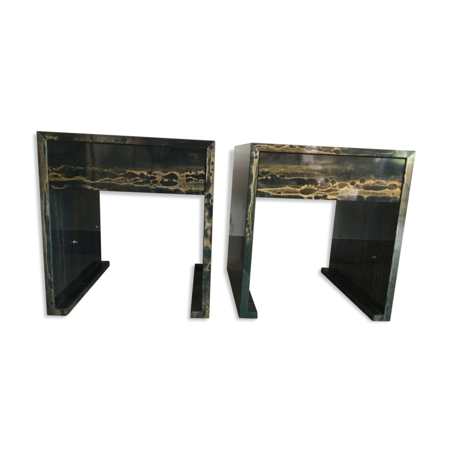 2 bedsides in blue amber hairs are