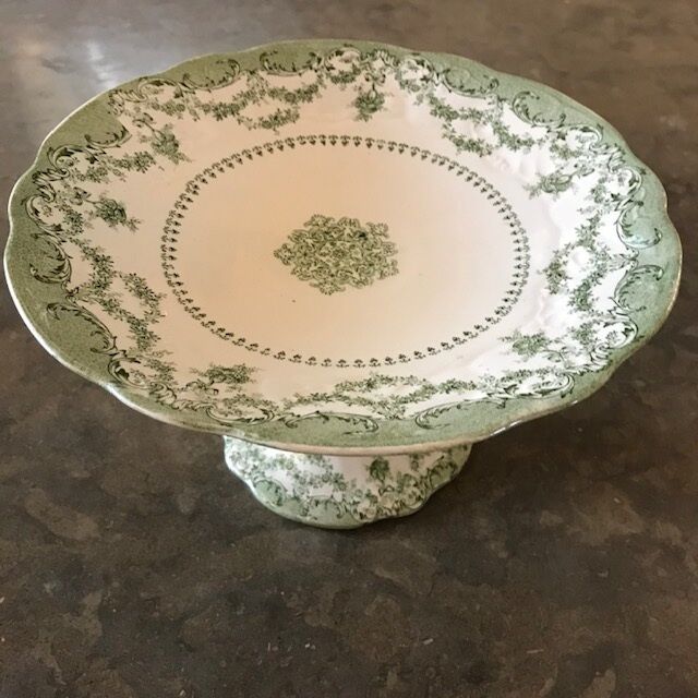 7 dessert plates and a cake dish