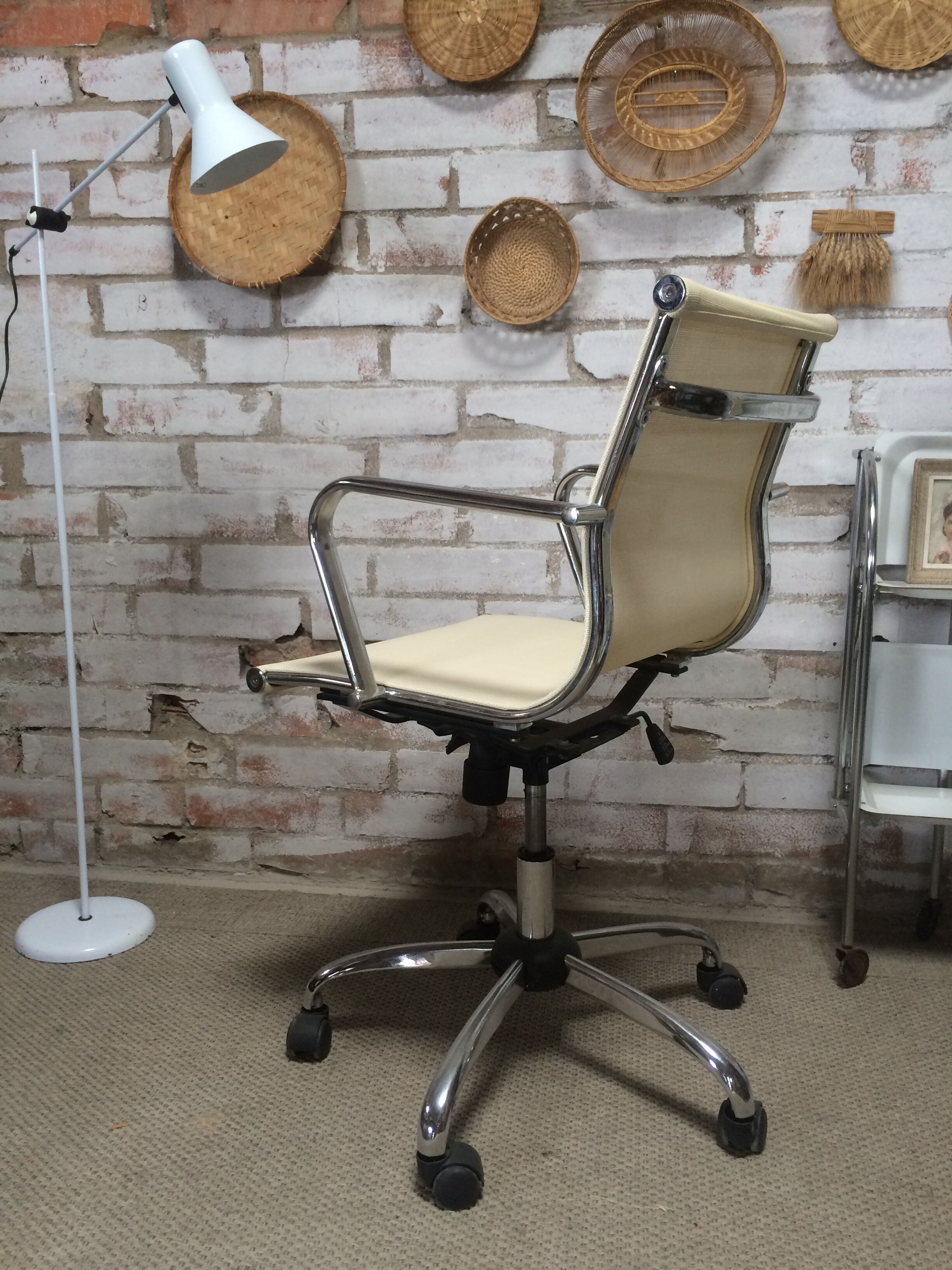 Swivel office chair