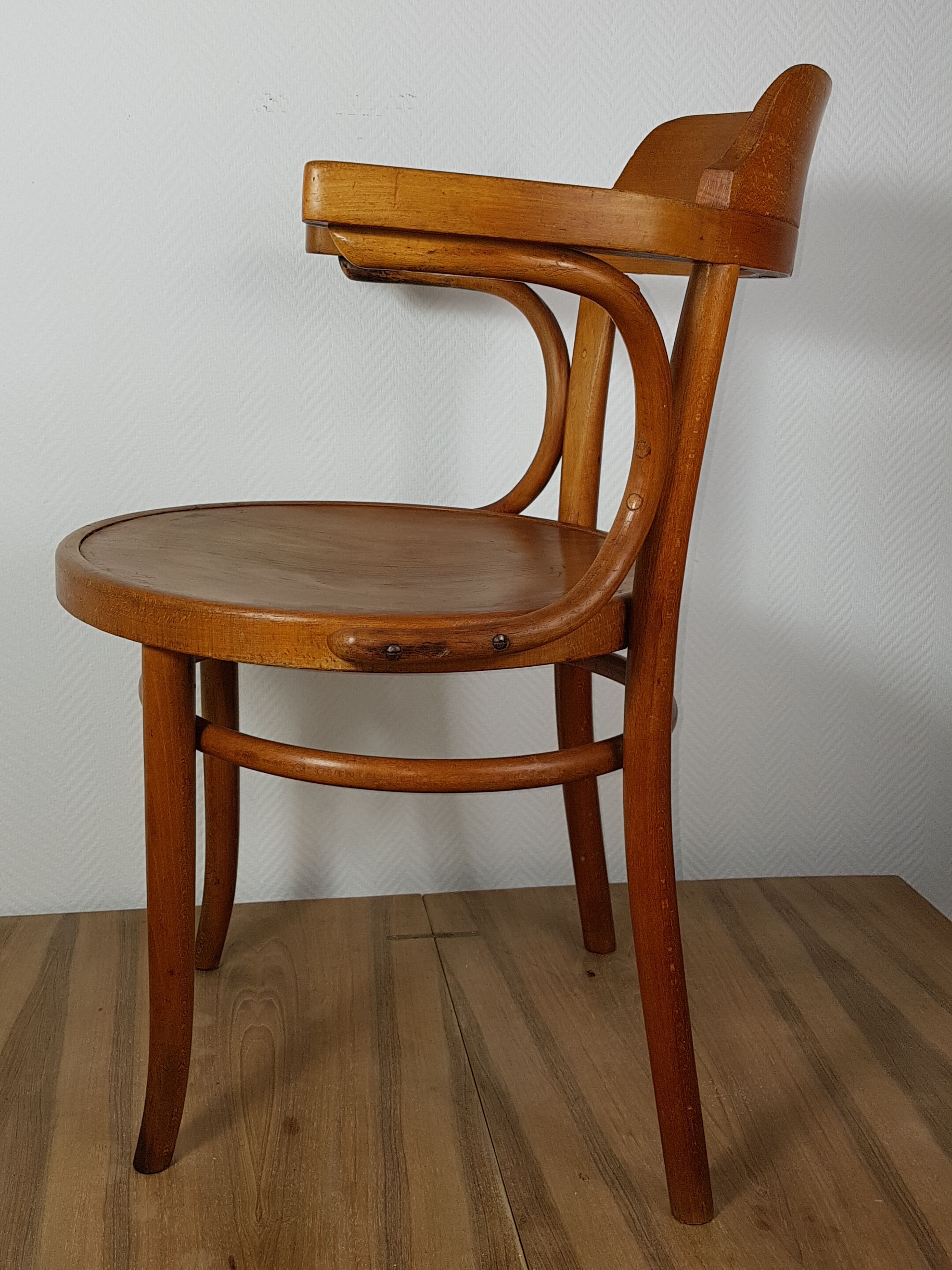 Old curved wooden armchair, 1930/1950. 78x58x48 cm.