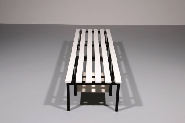 Banc en bois blanc vintage avec cadre en métal noir