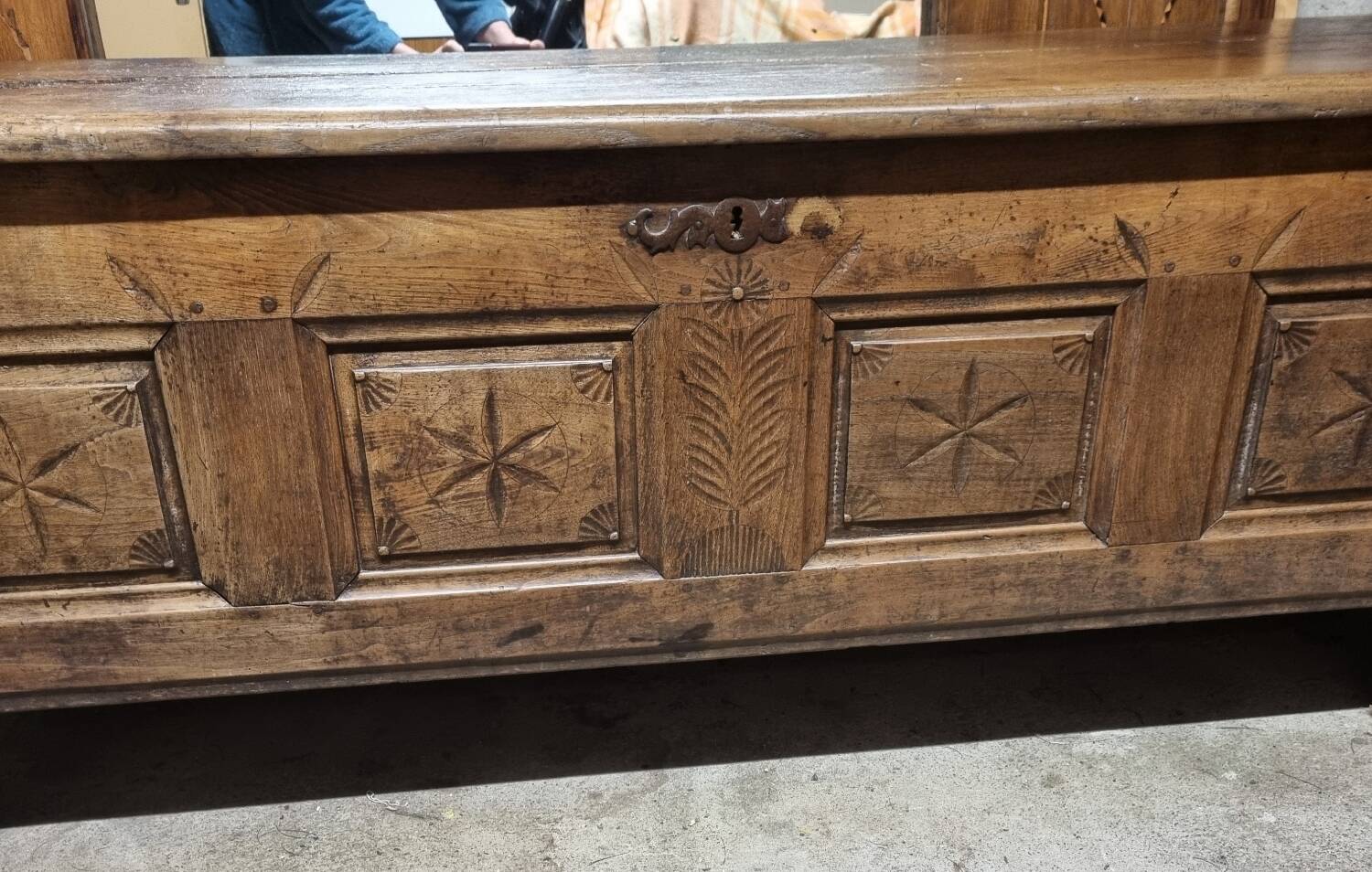 Maie solid oak Breton chest