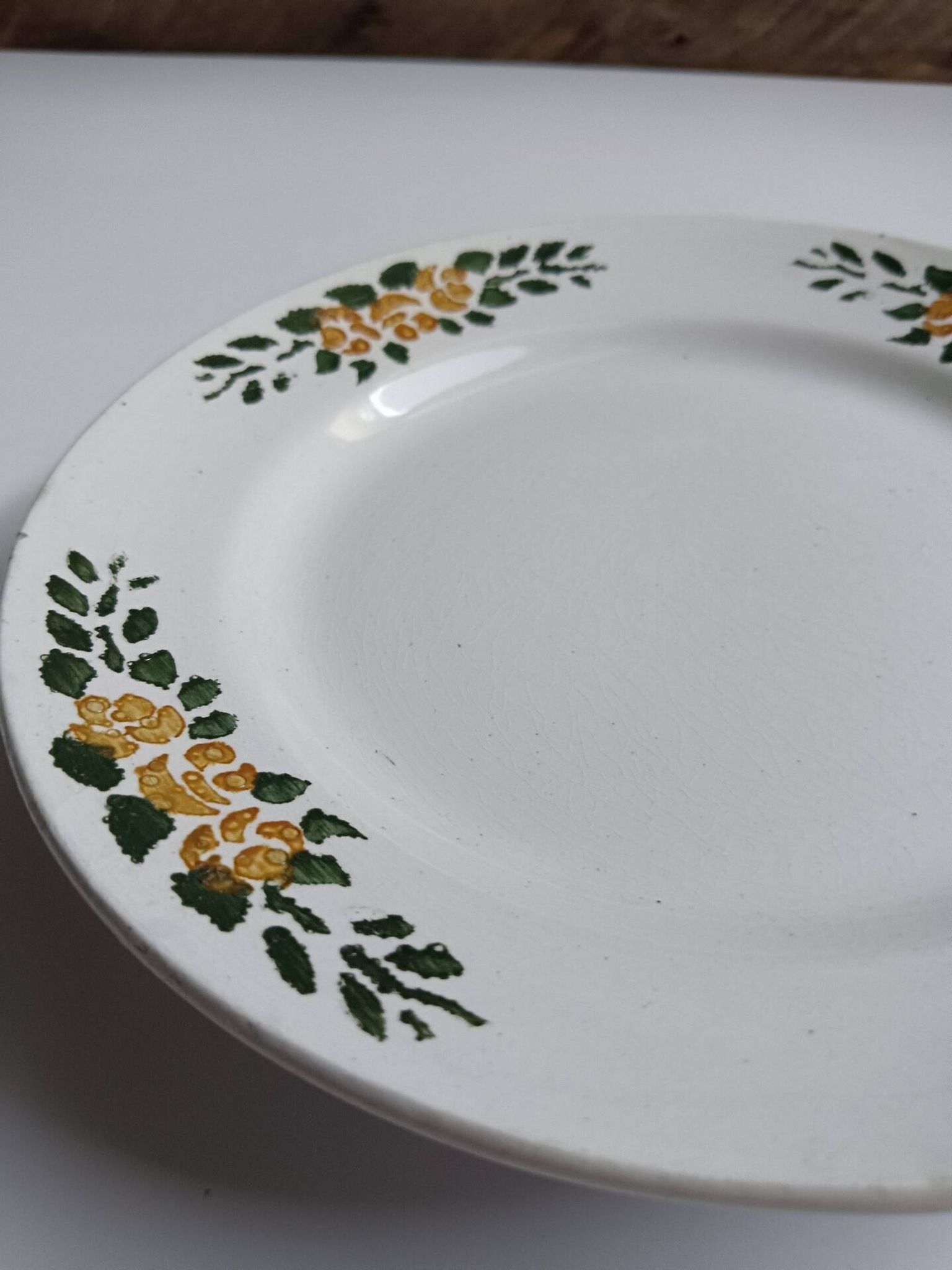 Plat rond à pied ancien signé Labrut frères fleurs