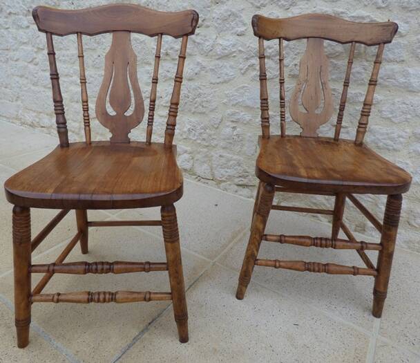 2 Western style chairs in their patinas - Very good condition