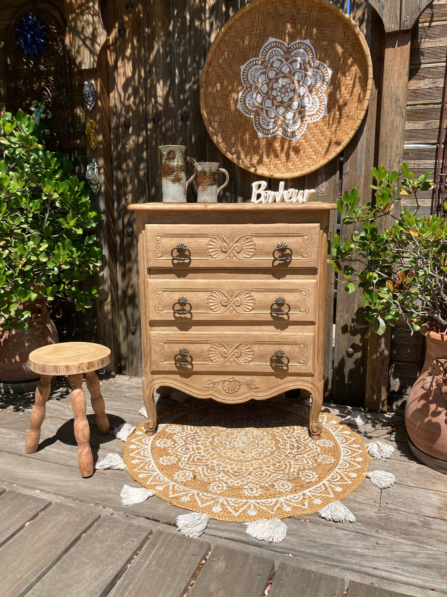 Superb Louis XV chest of drawers in oak ♥️ with mouldings and marquetry top.