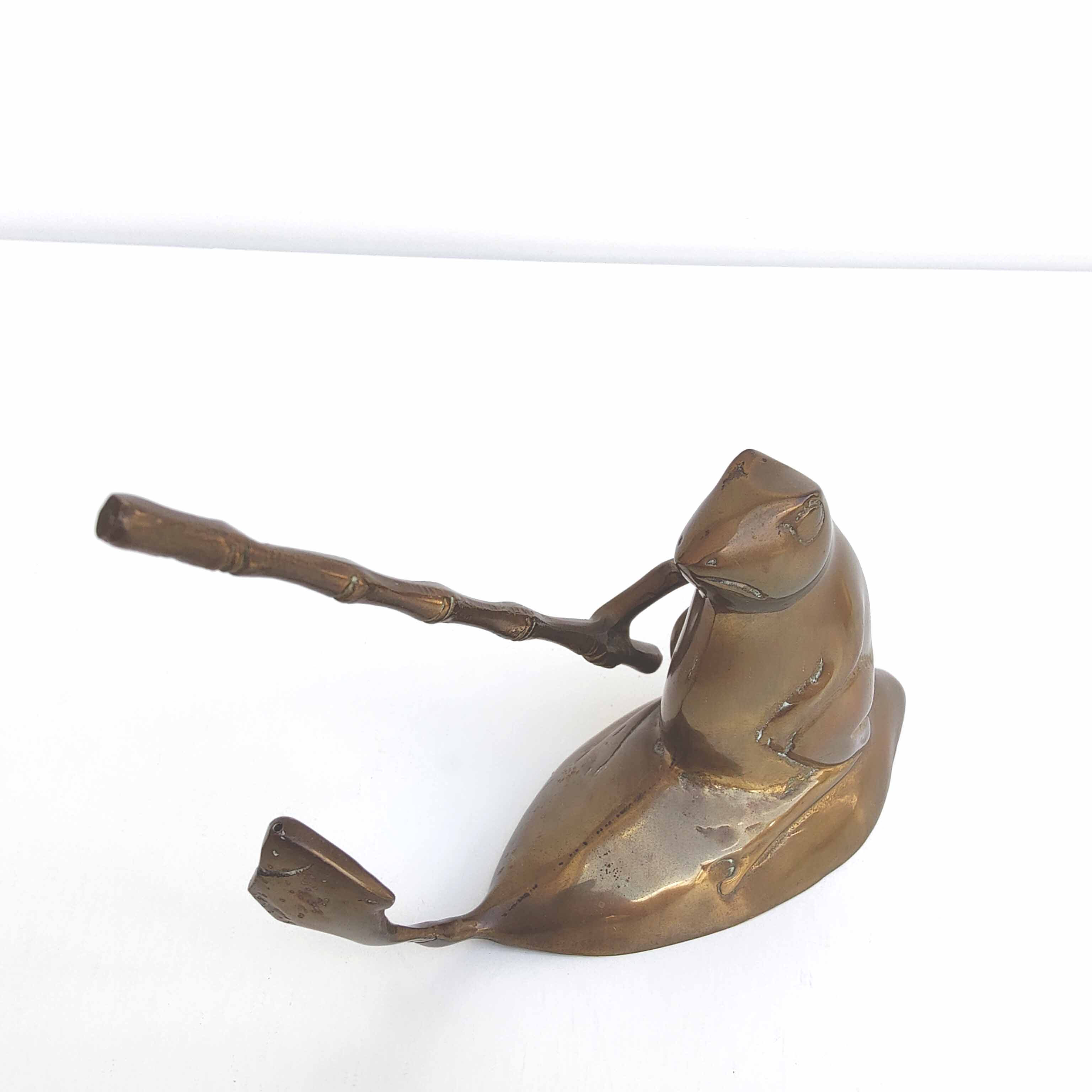 Frog that catches a brass fish