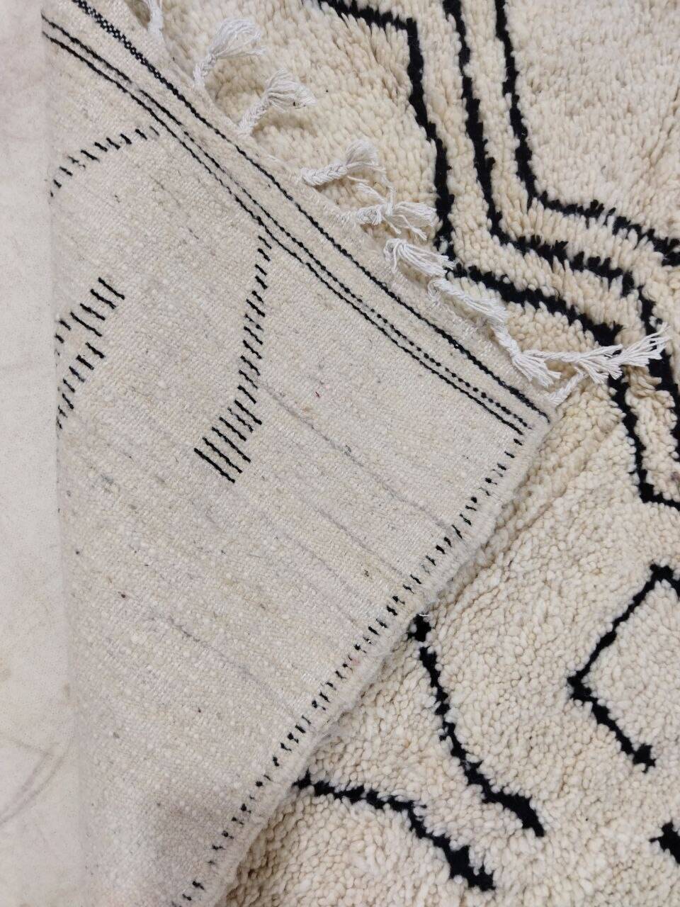 Handmade moroccan berber rug 278 x 150 cm