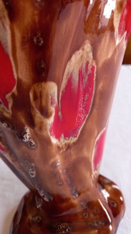 Ceramic vase, brown background, decorated with stylized tulips