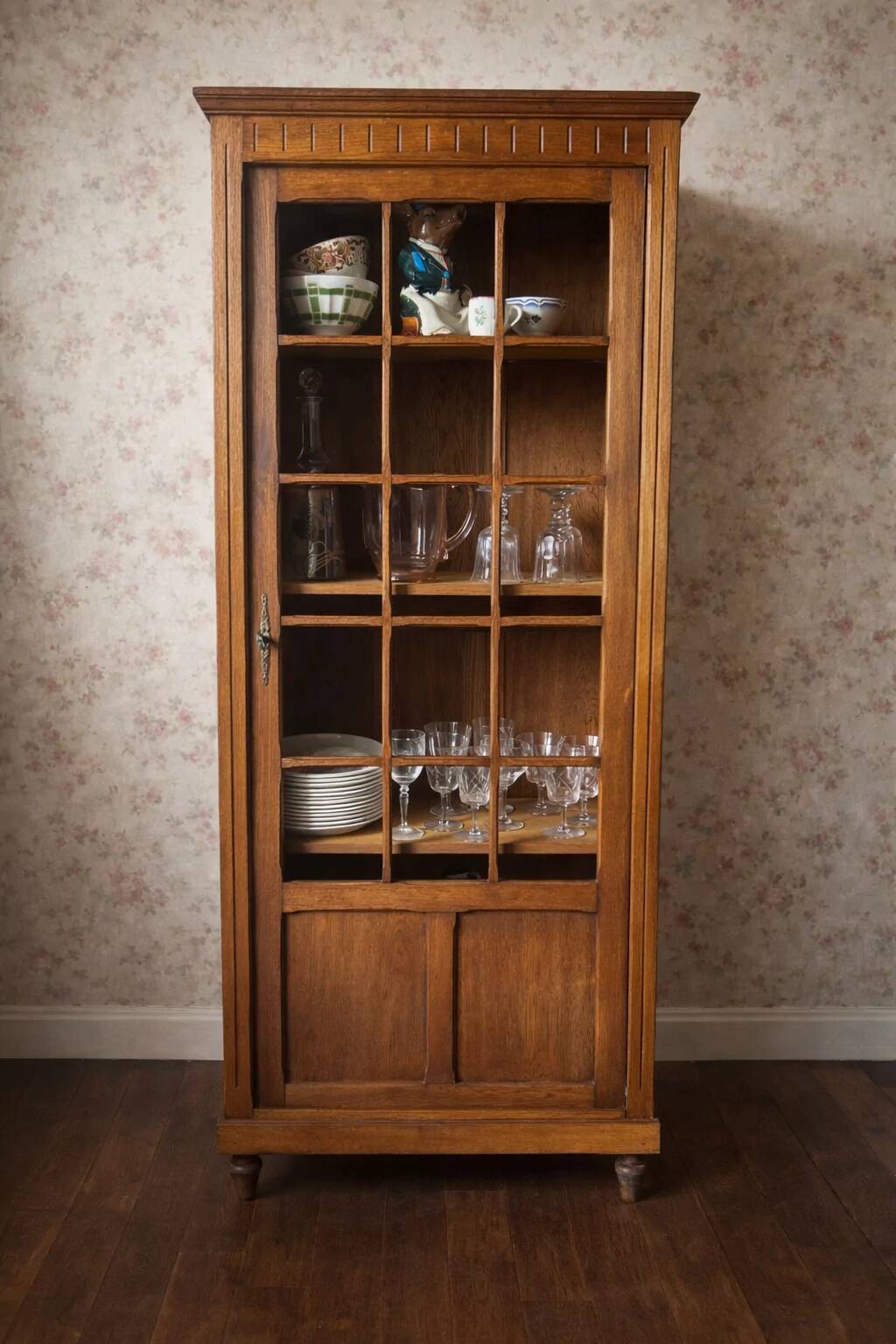 Small Parisian glass-fronted cabinet in fine oak from the late 19th century – a timeless ally for small spaces.