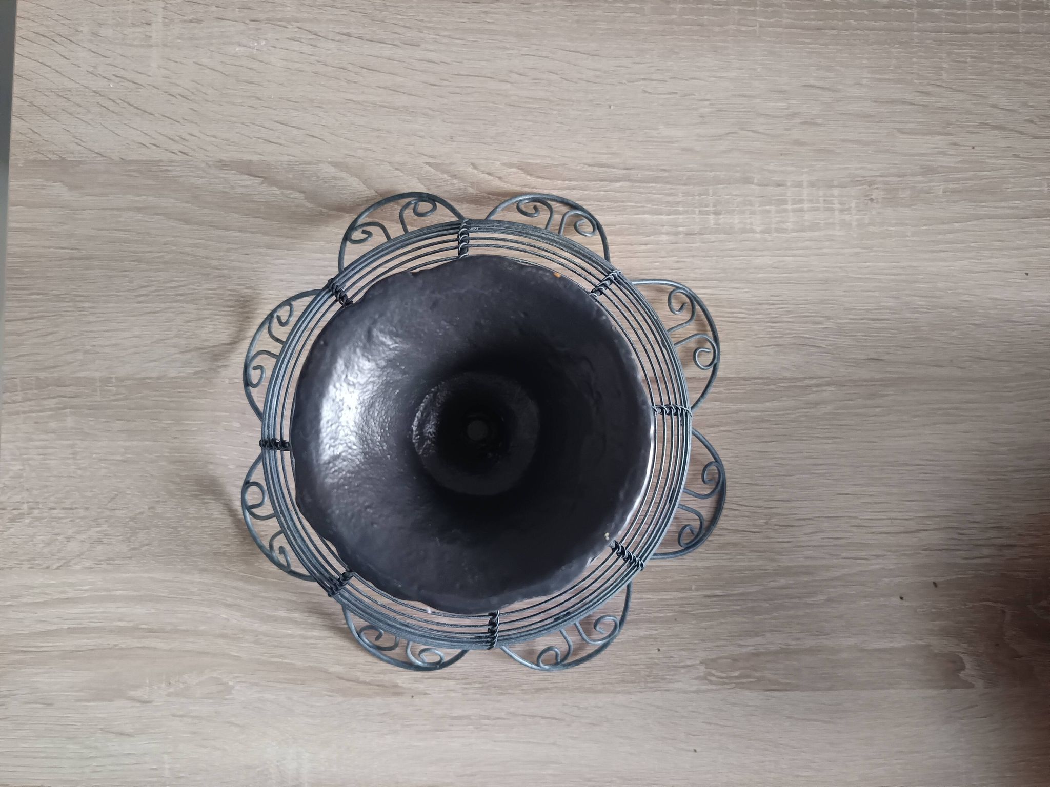 Metal fruit bowl