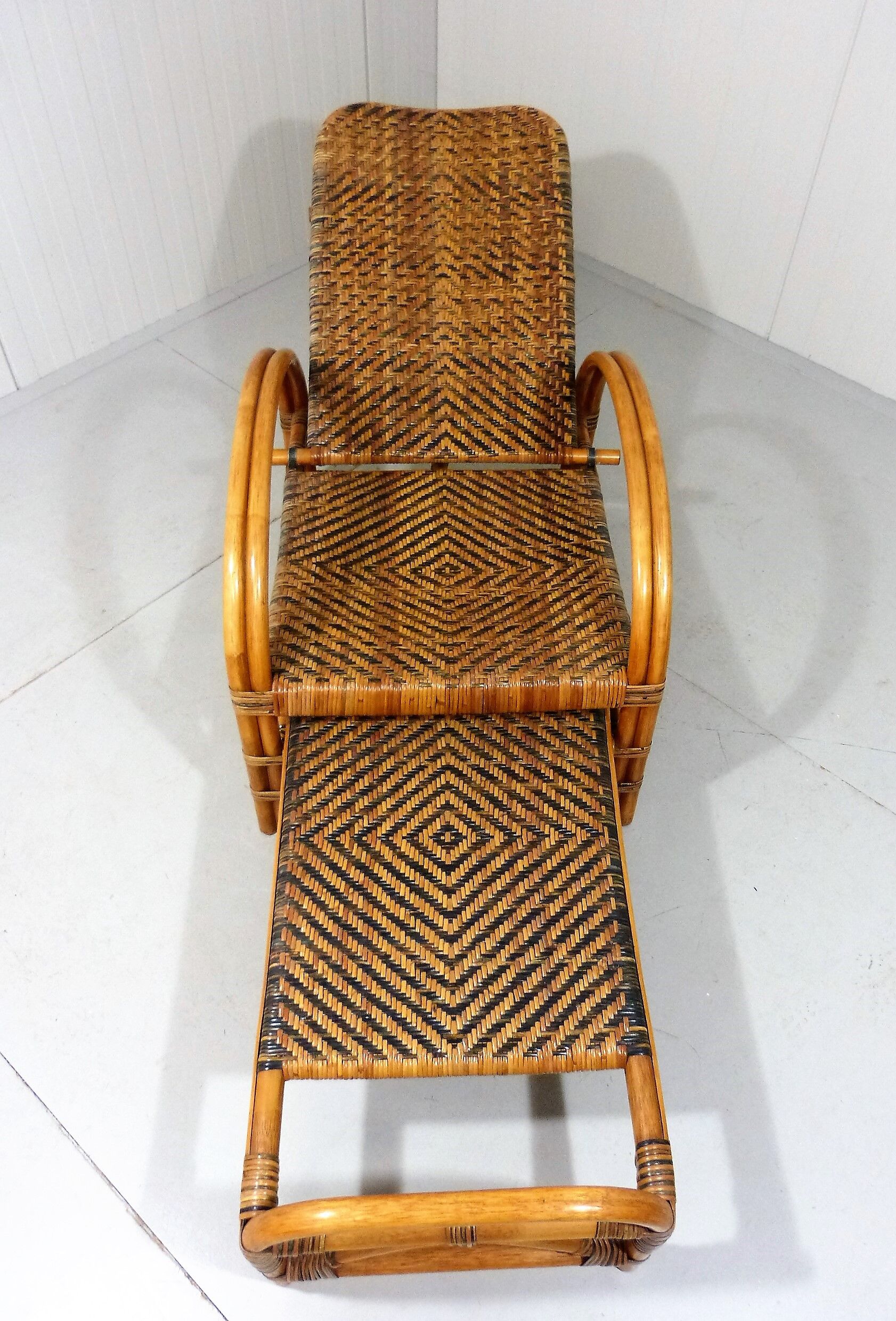 Chaise longue en rotin bicolore du milieu du siècle Années 1960