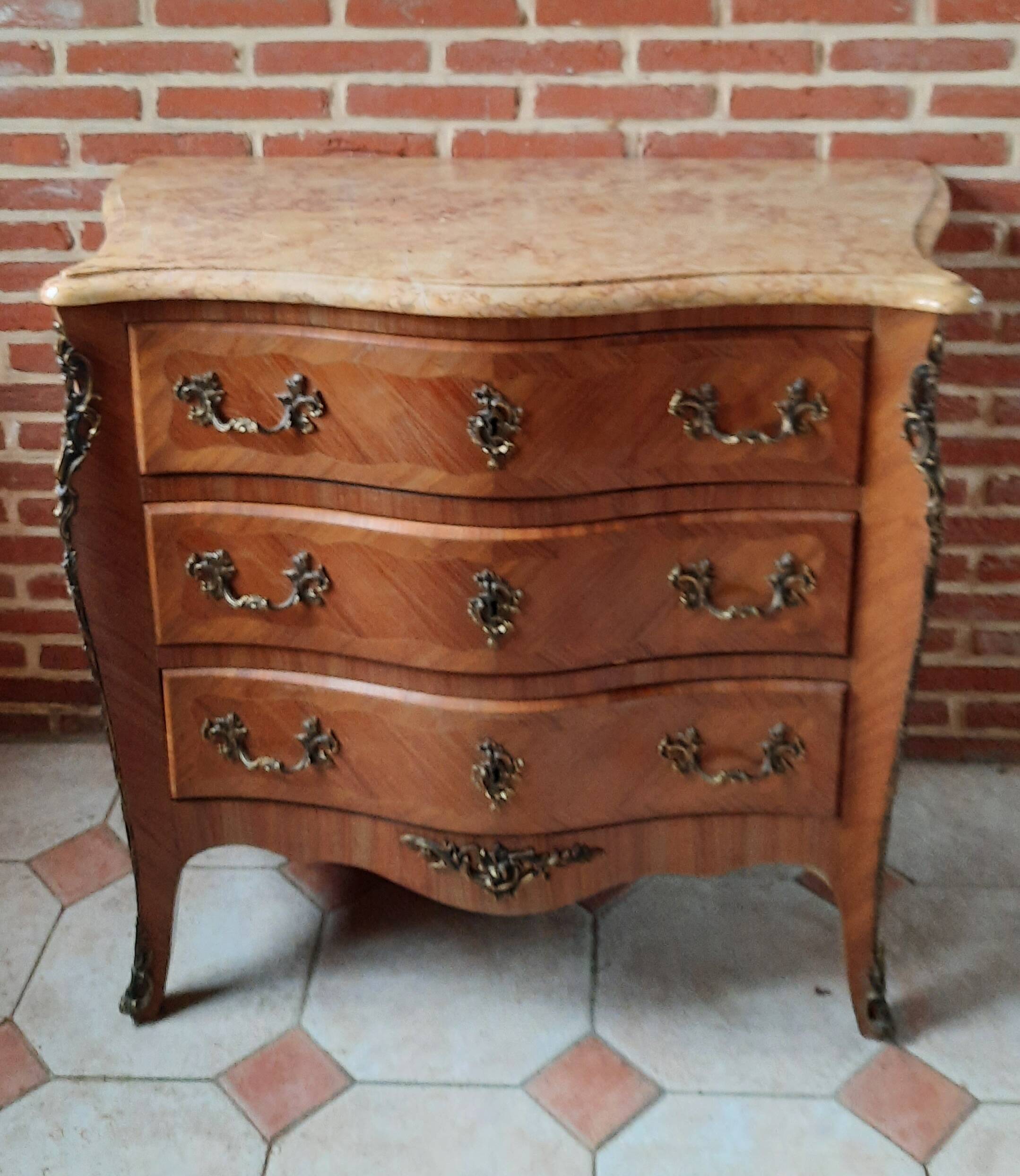 Commode style Louis XV en bois de rose
