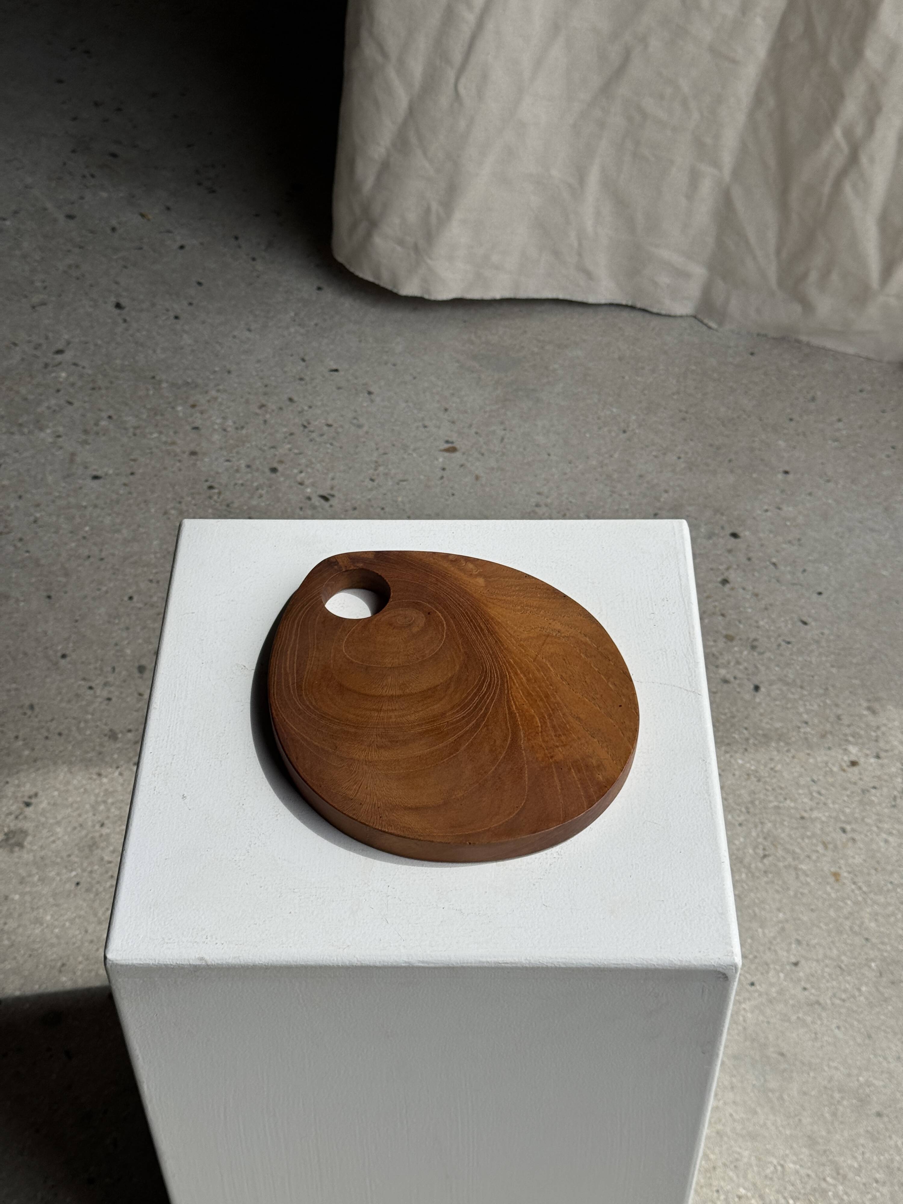 Small circular teak monoxyle cutting board with handle 22 x 13.