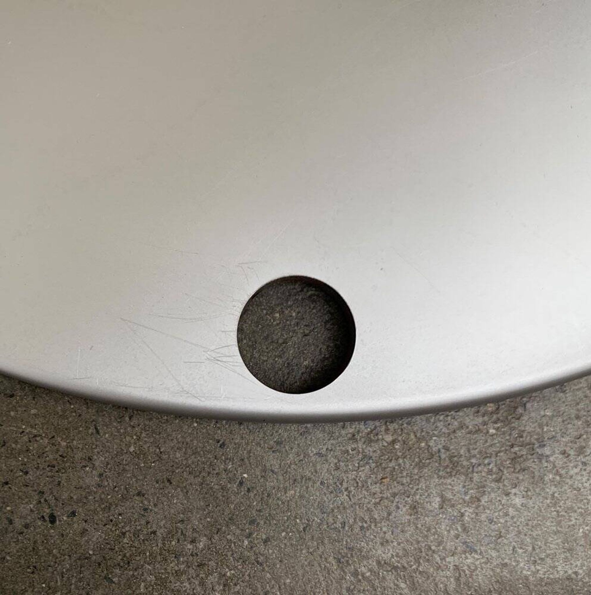 Table d'appoint de la série Drift allemande postmoderne par Walter Knoll, années 1990